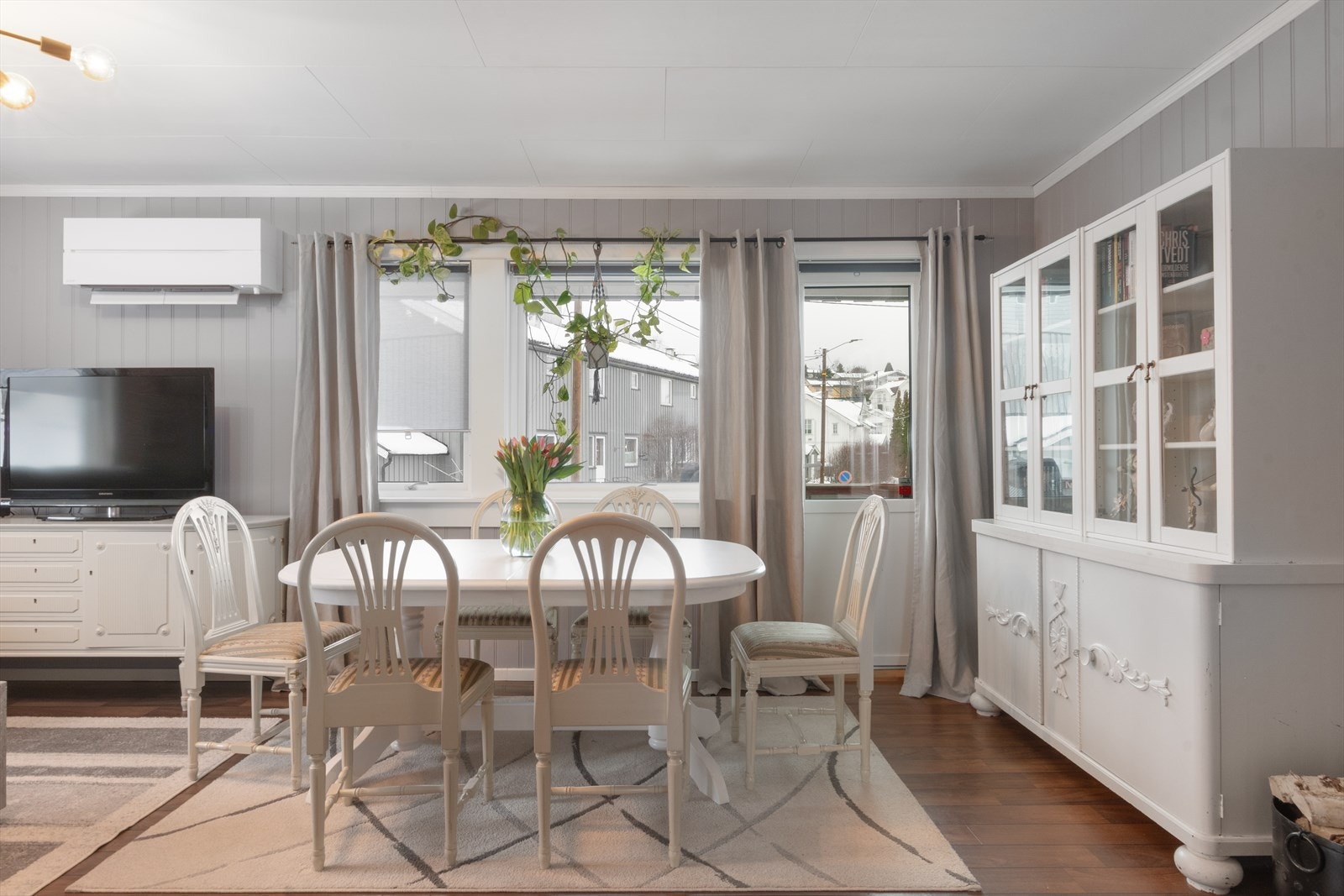 Fra spisestuen er det utgang til balkongen. Galleribilde