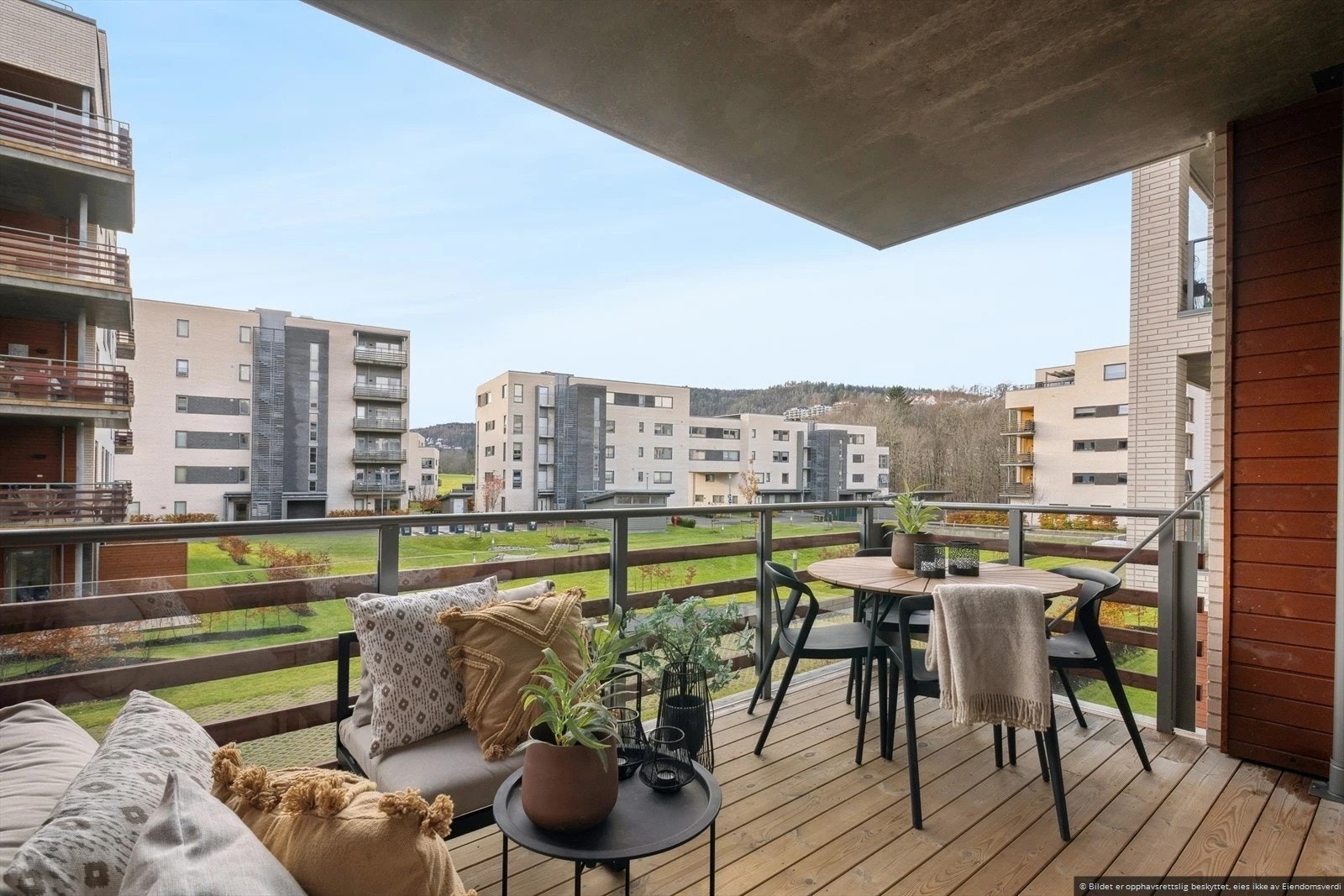 Balkong med gode solforhold og fint utsyn over fellesområdene. Galleribilde