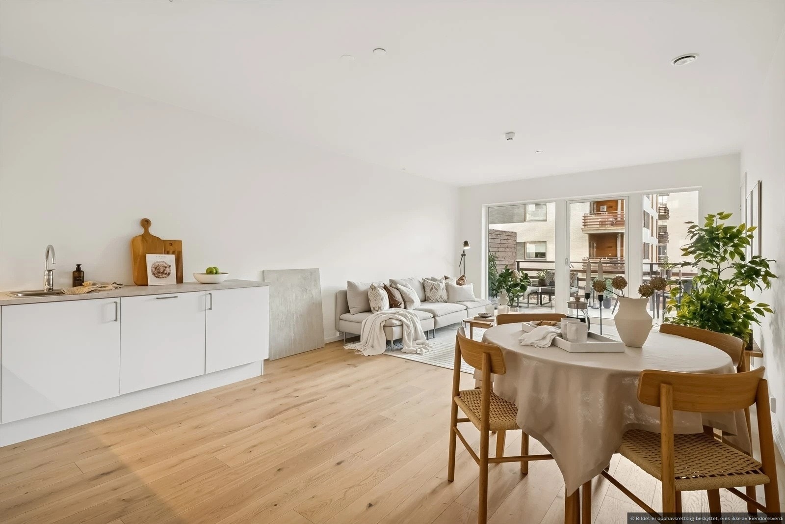 Det er plass til spisebord og salong i stuen. Galleribilde