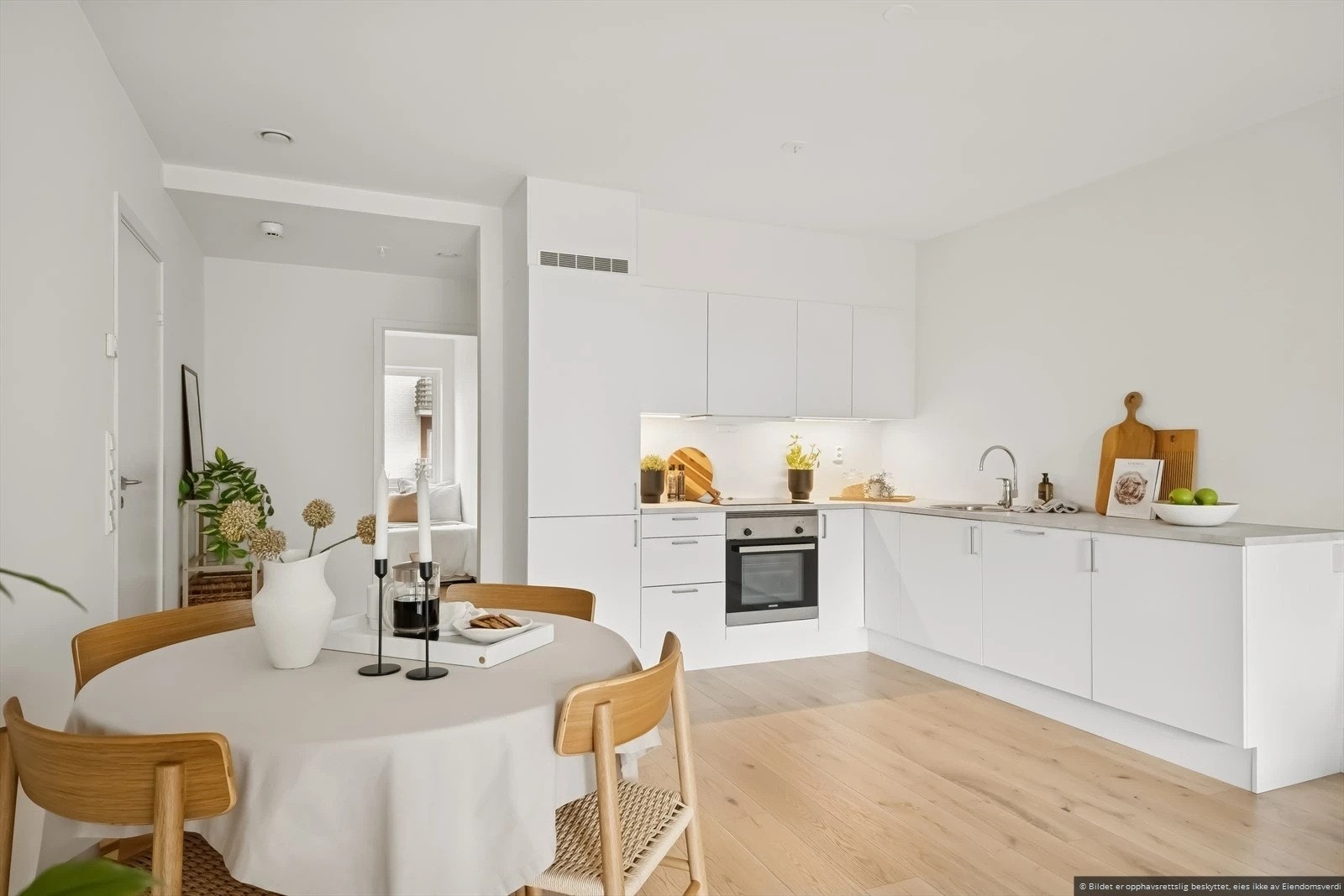 Det er god plass til en spisegruppe ved kjøkkenet. Galleribilde