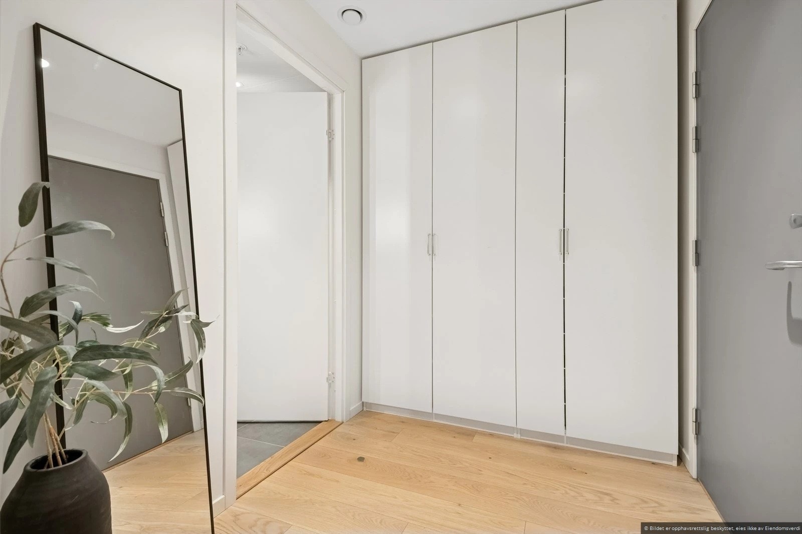 Det er garderobeskap i gangen. Galleribilde