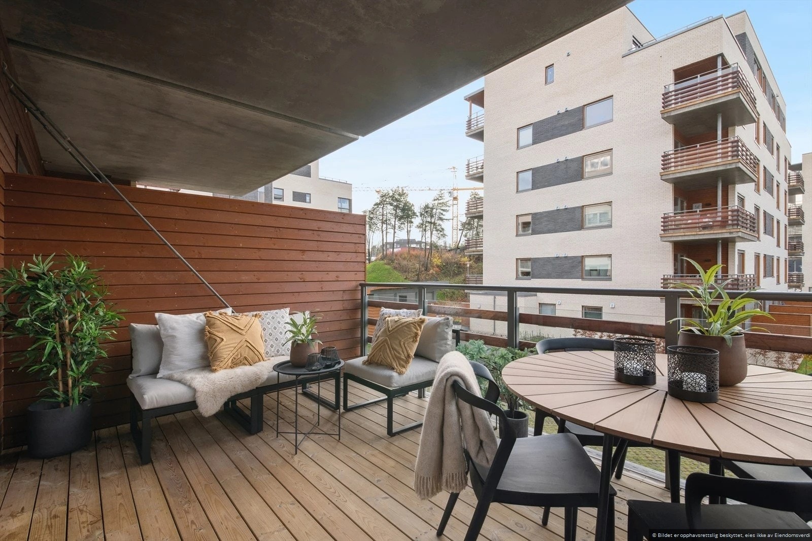 Det er mulig å møblere flere soner på balkongen. Galleribilde