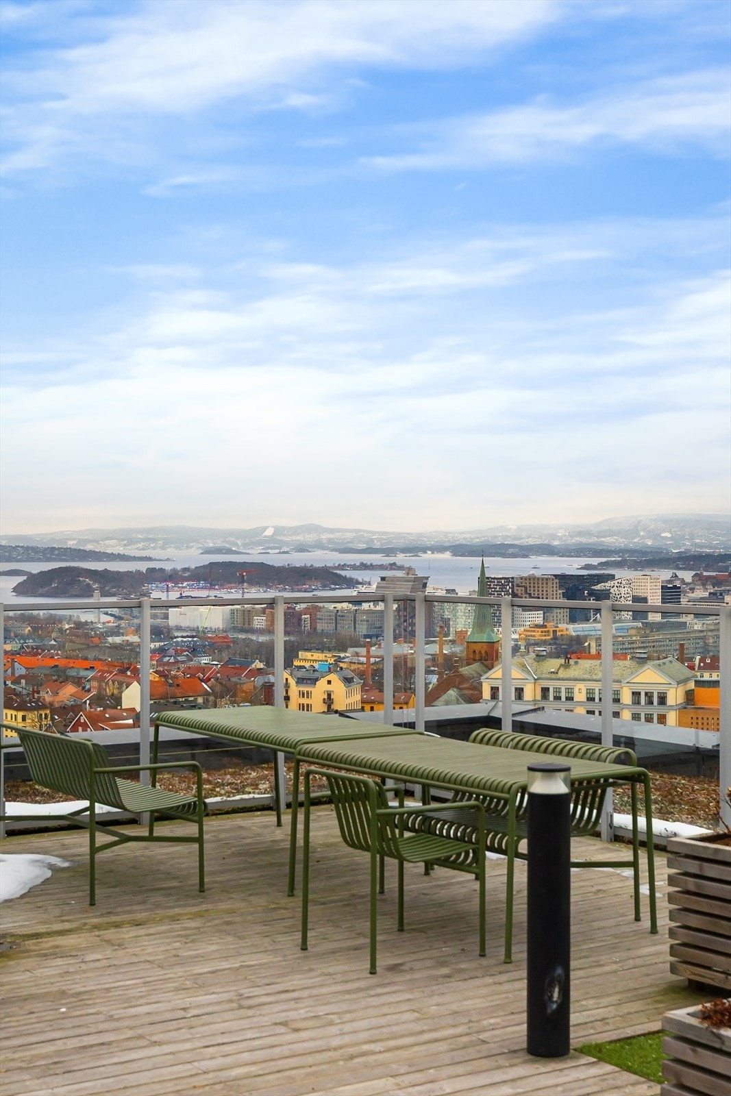 Nyt utsikten utover fjorden. Galleribilde