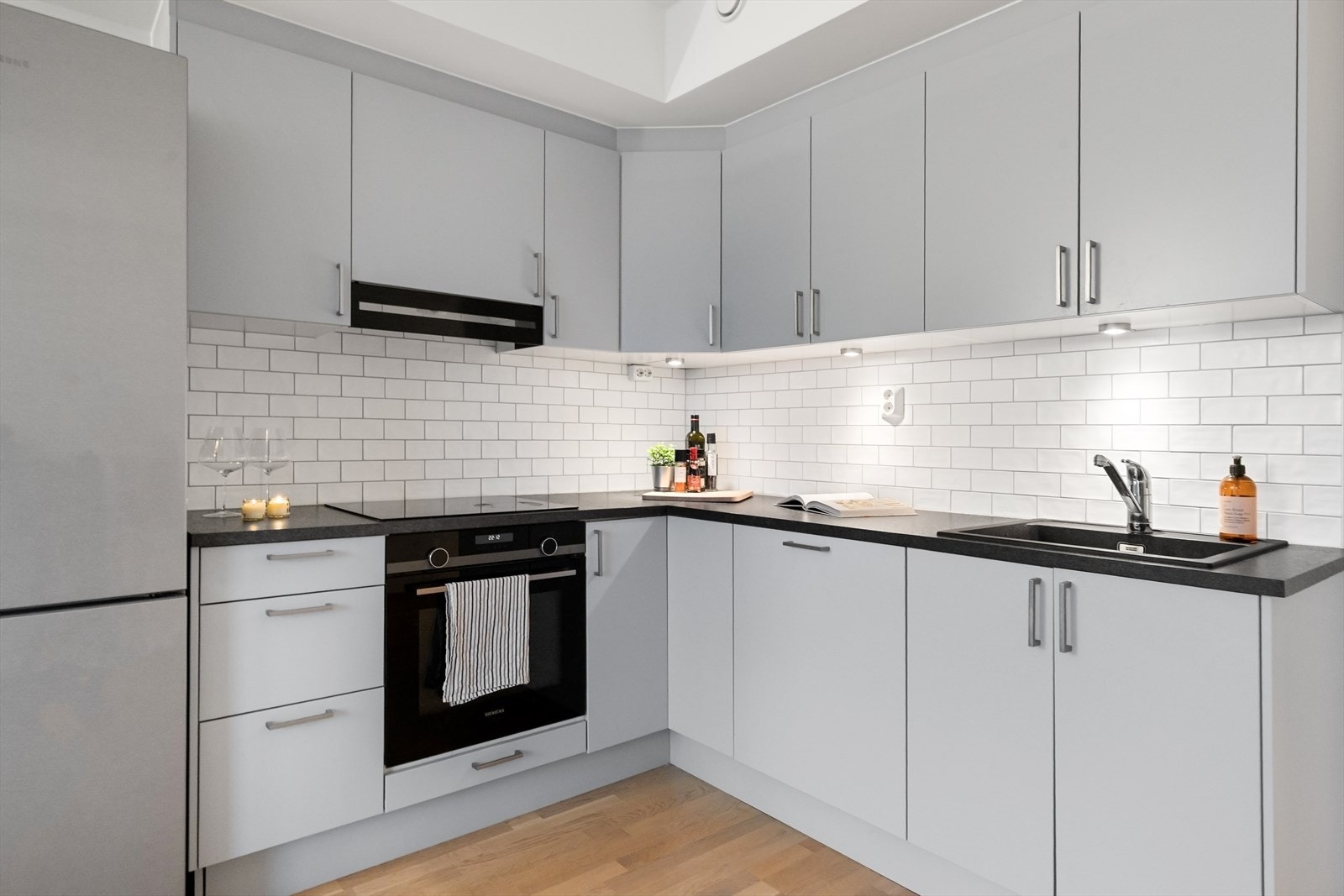 Kjøkken fra 2019 -innredet med tanke på funksjonalitet, samt rikelig av plass i skap og skuffer. Galleribilde