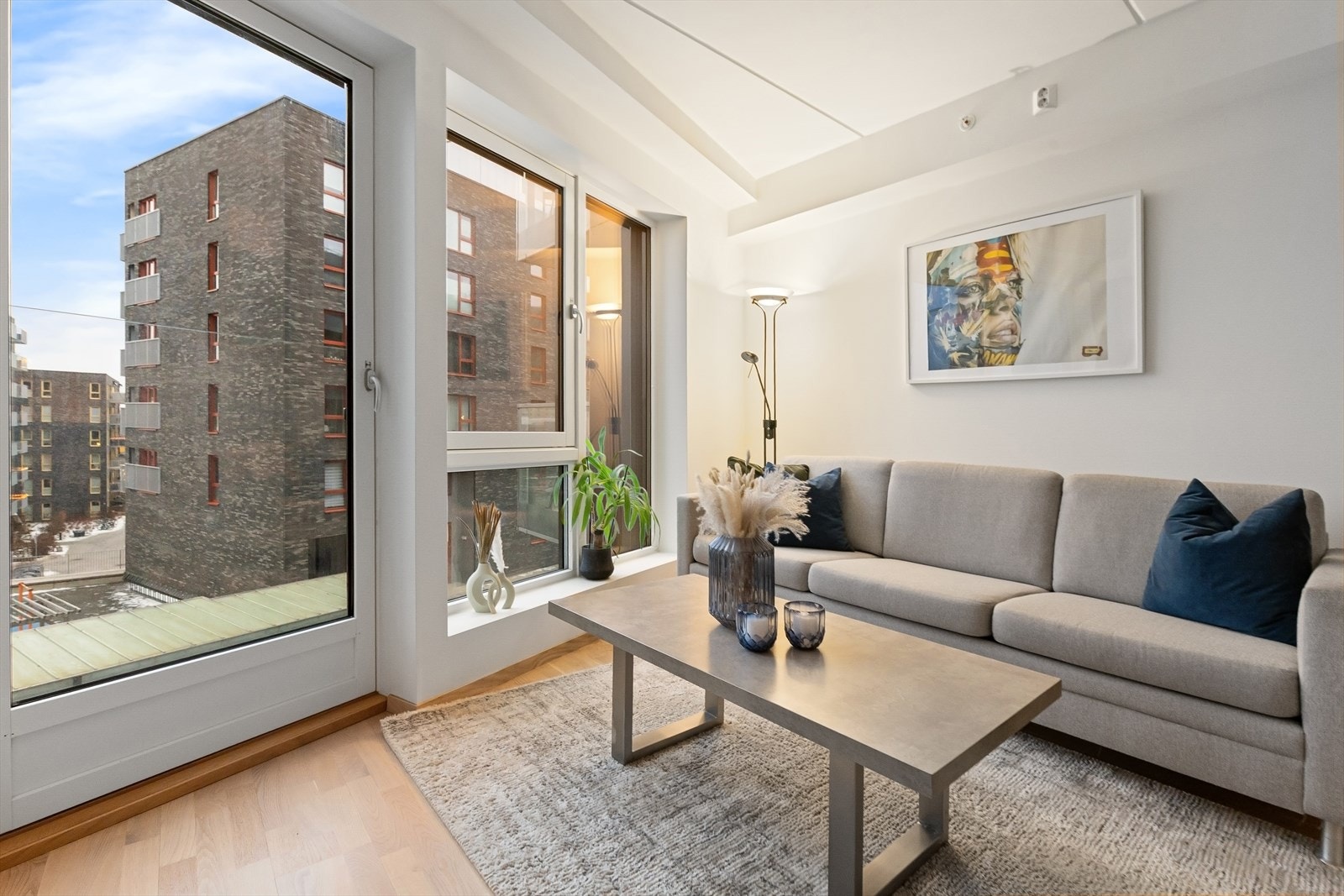 God plass til sofagruppe, stuebord og tilhørende møblement. Galleribilde