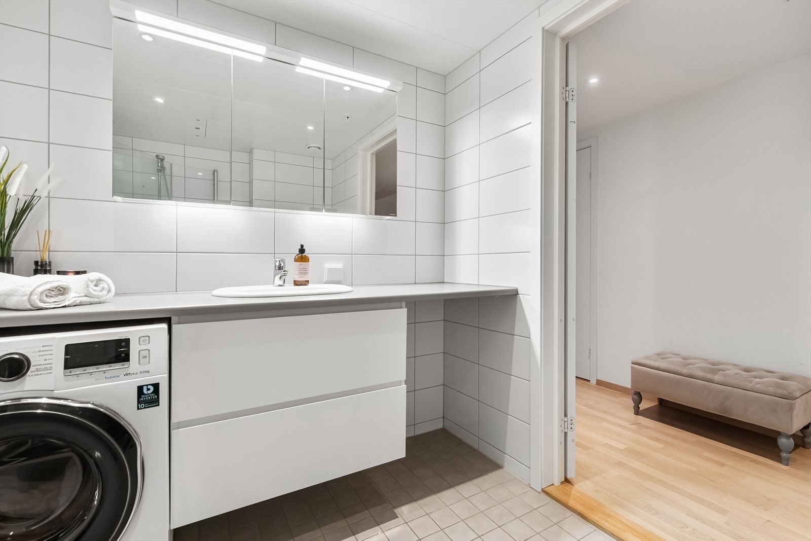 Servant med oppbevaringsplass i skuffer og skap - opplegg for vaskemaskin og tørketrommel. Galleribilde