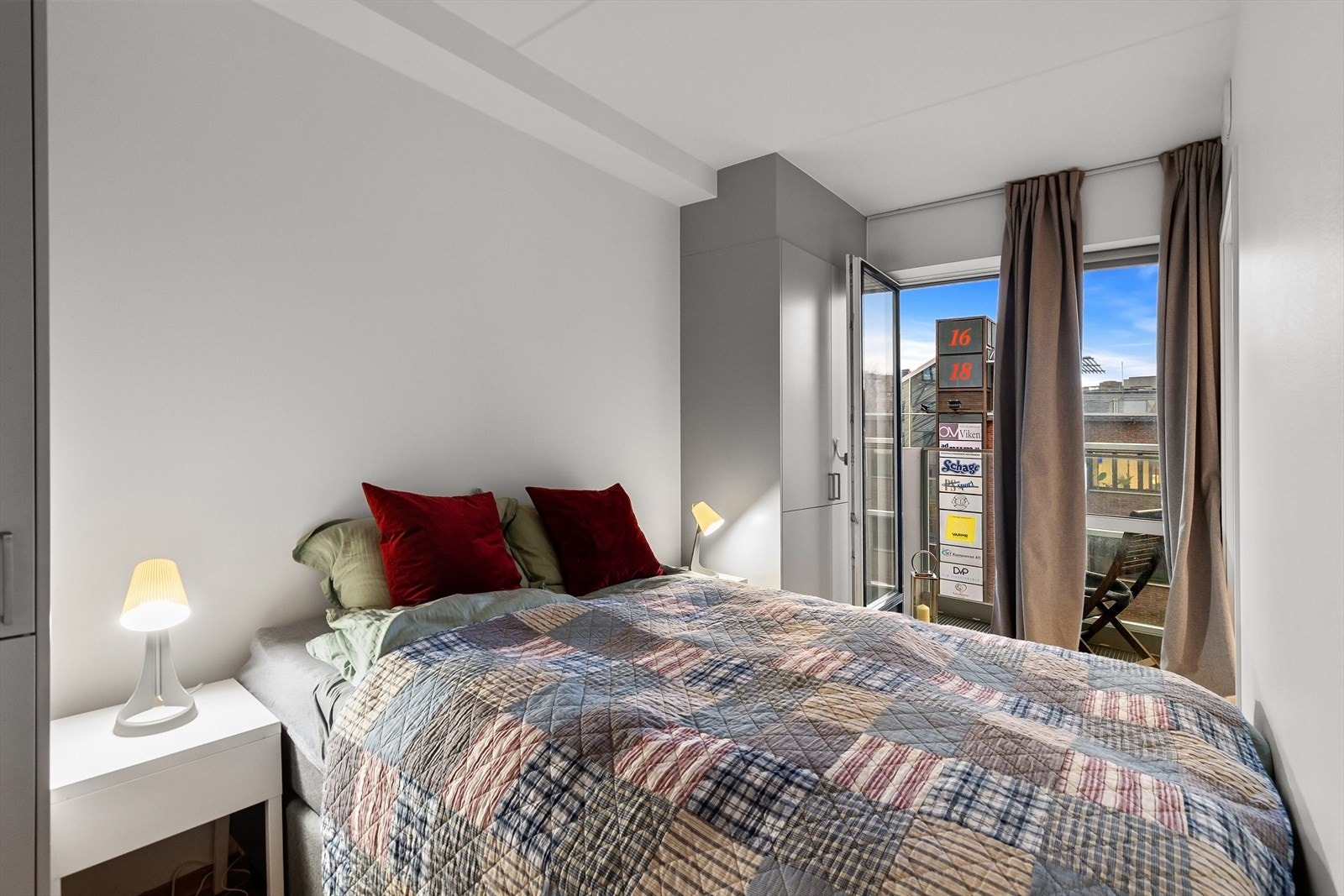 Soverommet har plass til dobbeltseng, nattbord - utstyrt med med plassbygd garderobeskap. Galleribilde