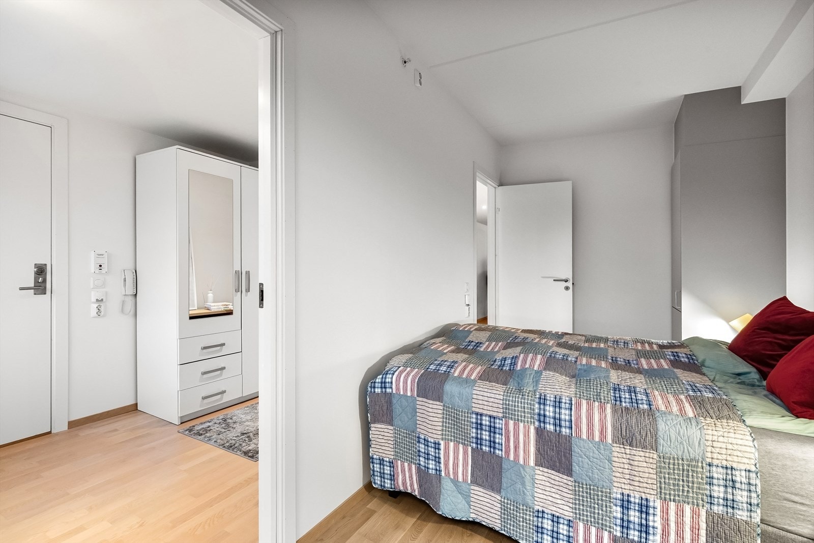 Soverom med utgang på hver sin side av rommet. Galleribilde