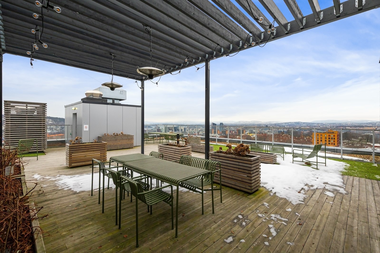 Nyt sene sommerkvelder på felles takterrasse. Galleribilde