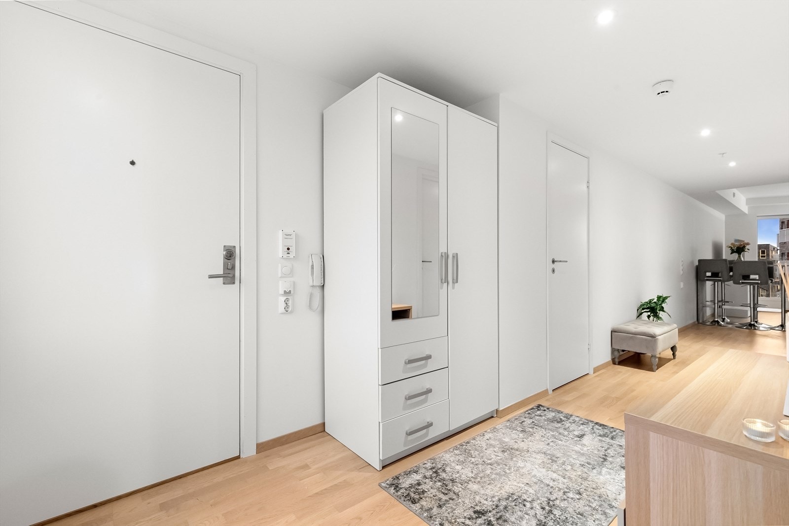 Lys og luftig entrè- utstyrt med port-telefon. Galleribilde