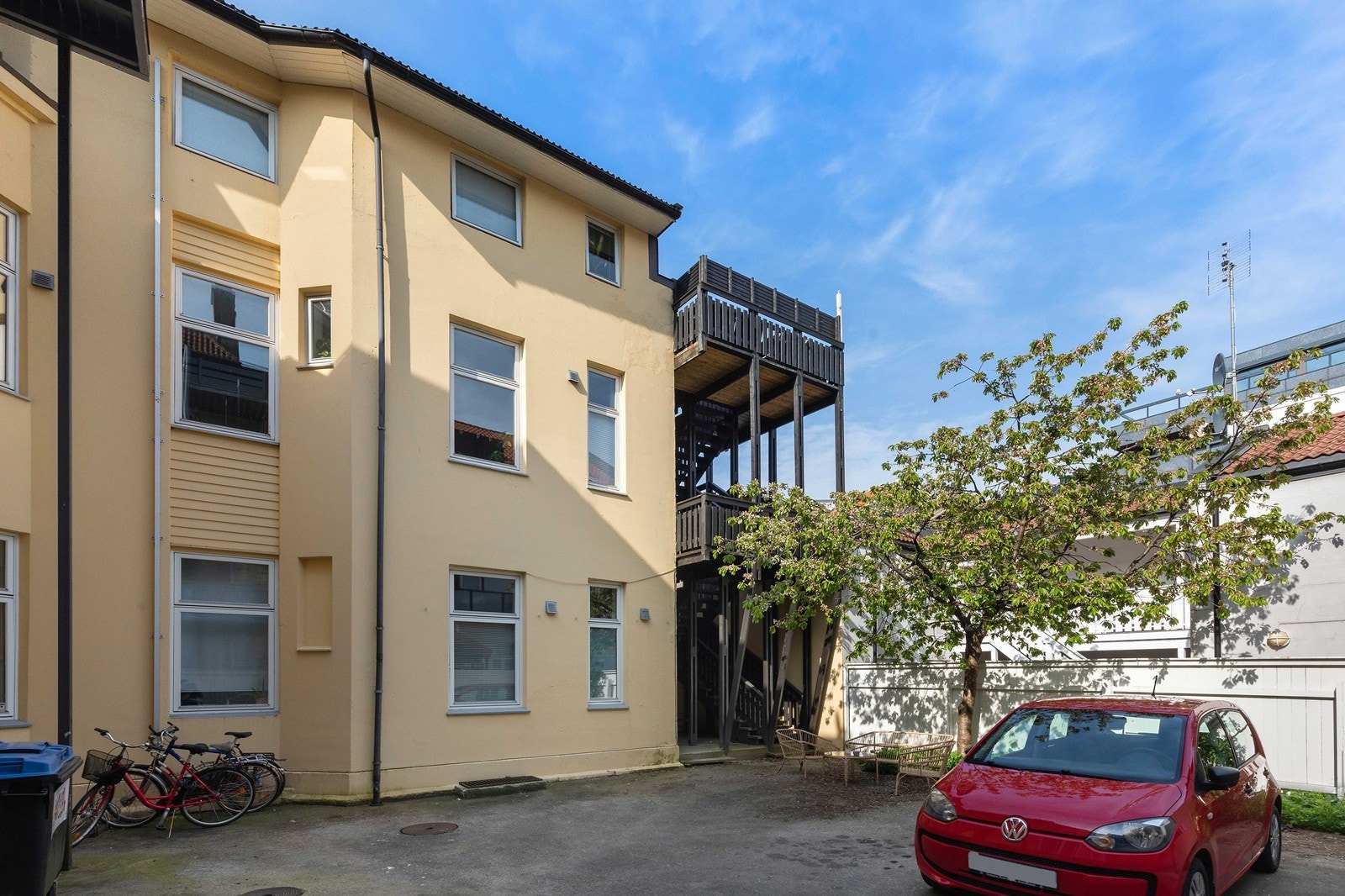 Inngang til leiligheten via trapp til høyre i bildet. Galleribilde