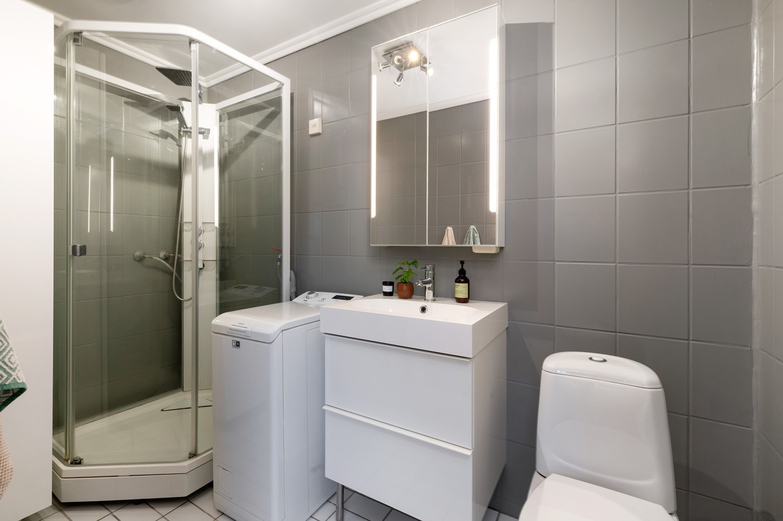 Flislagt bad med malte fliser på vegger. Galleribilde