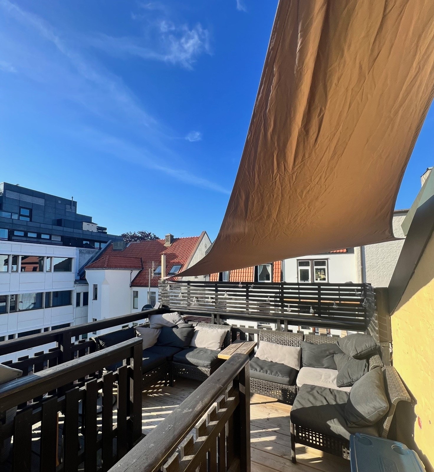 Solrik veranda som en del av trappen. Veranda brukes av denne seksjonen, men den er formelt et fellesareal. Galleribilde