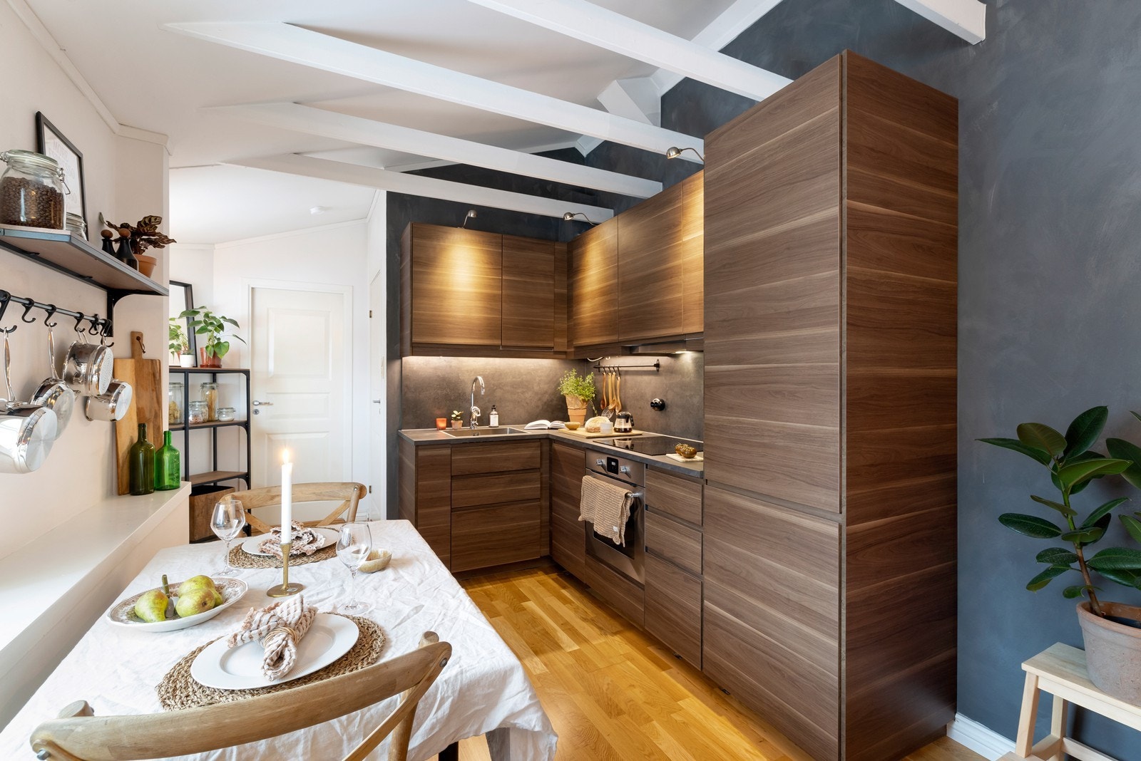 Stuen er åpent kjøkken fra IKEA (2016) med hvitevarer. Galleribilde