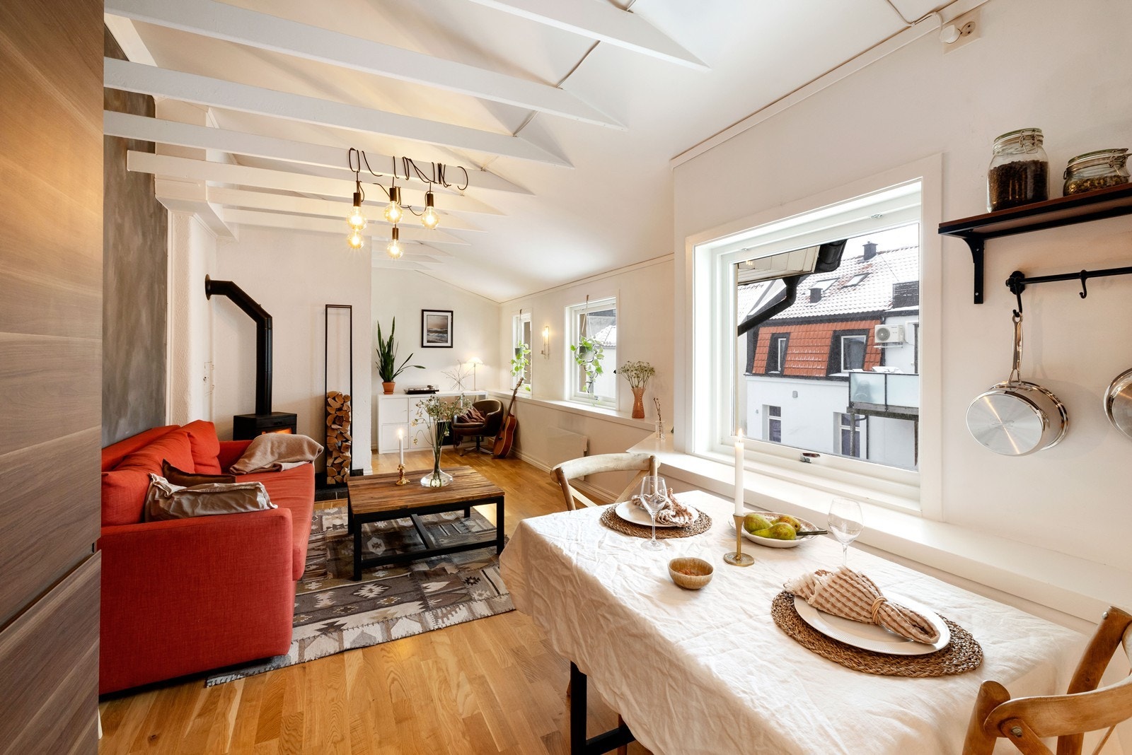 Plass til både sofagruppe og spisebord. Galleribilde