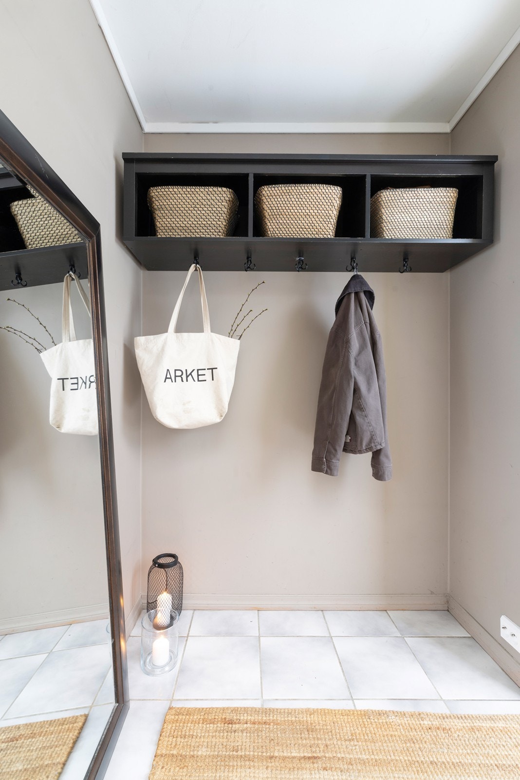 Vindfang med plass til å henge av seg ytterklær og sko. Galleribilde