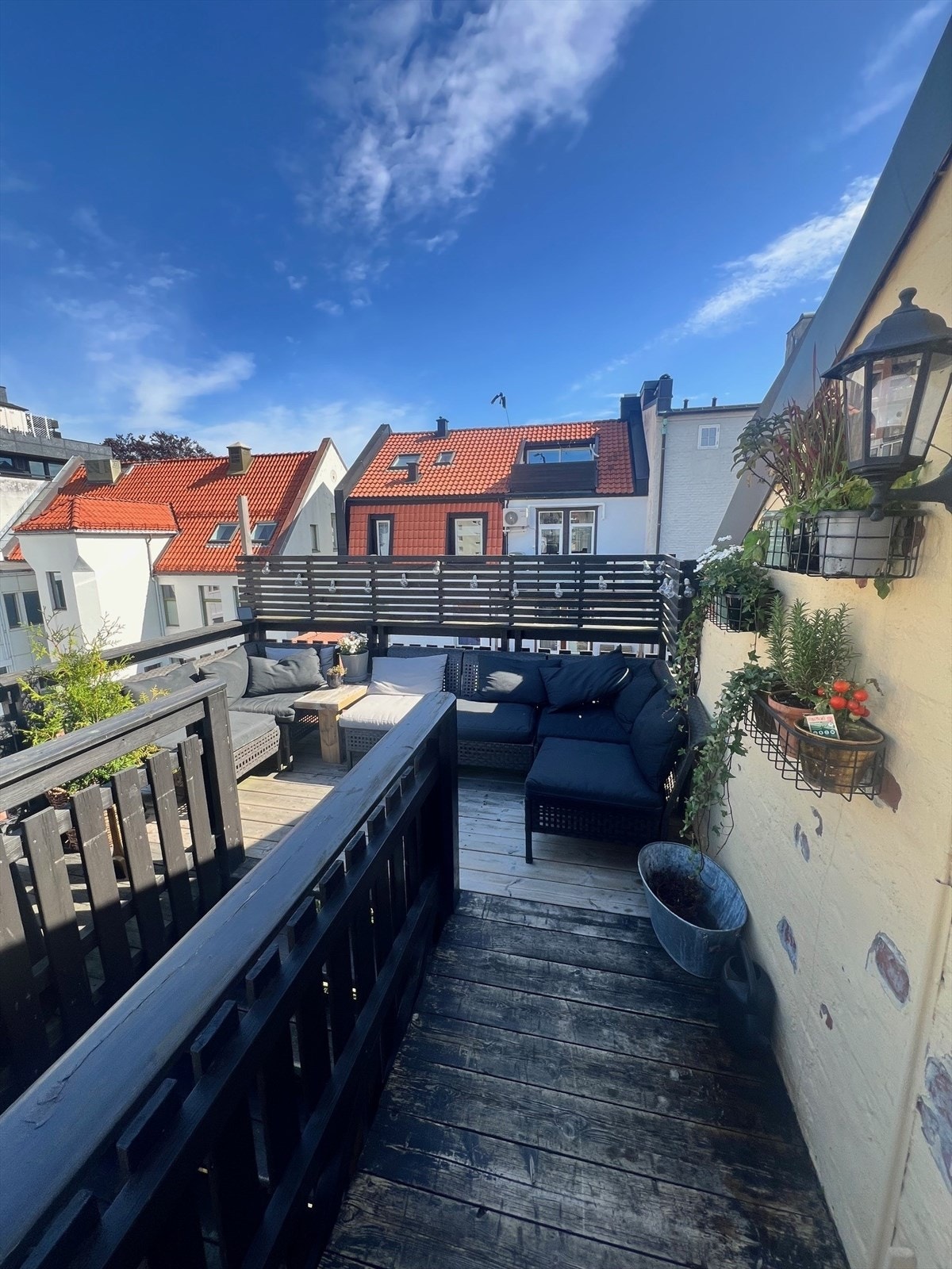 Rett utenfor inngangsdøren er det en meget koselig og solrik veranda med god plass til utemøbler og grill. Galleribilde