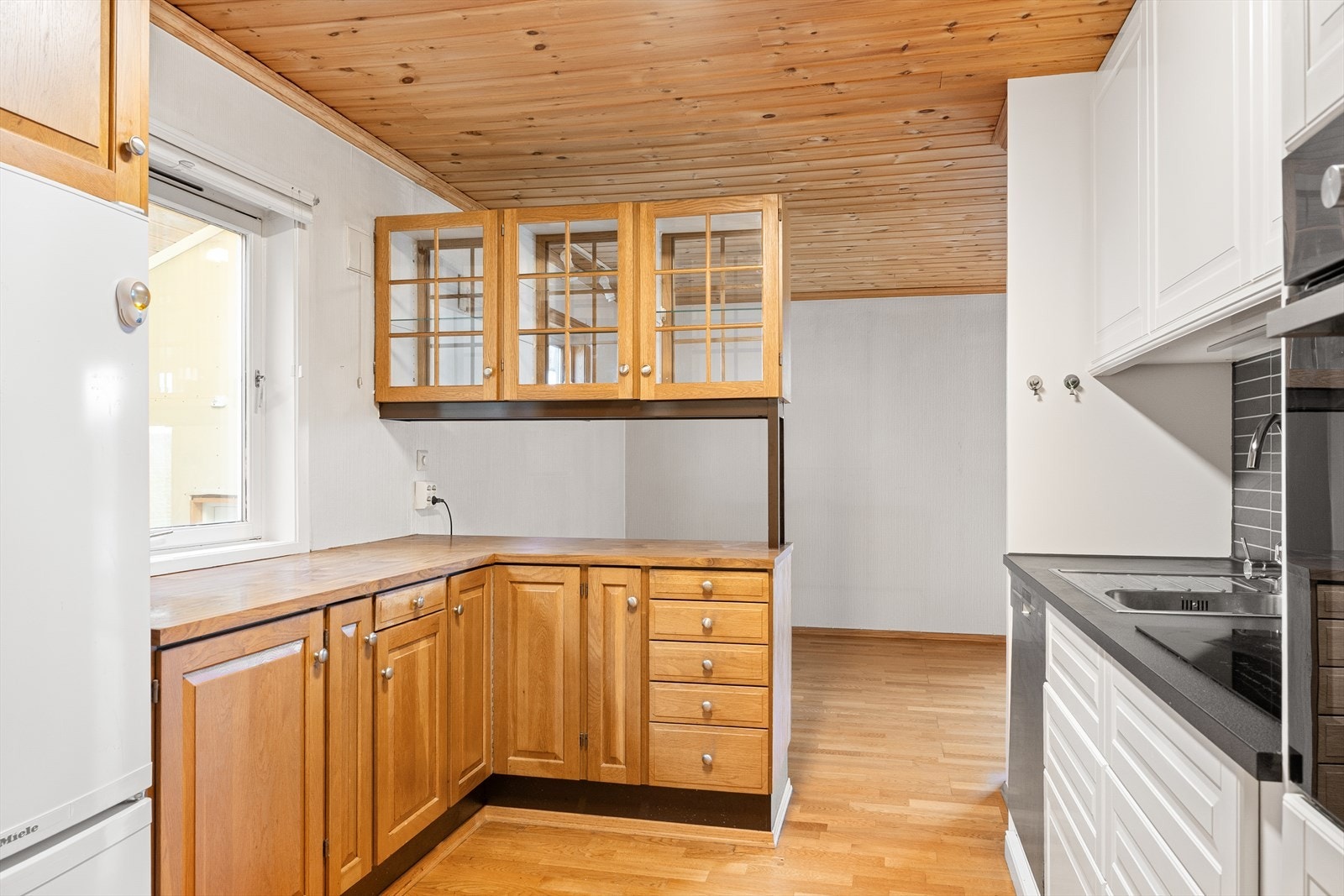 Kjøkkenet har profilerte fronter og benkeplate av laminat. Galleribilde