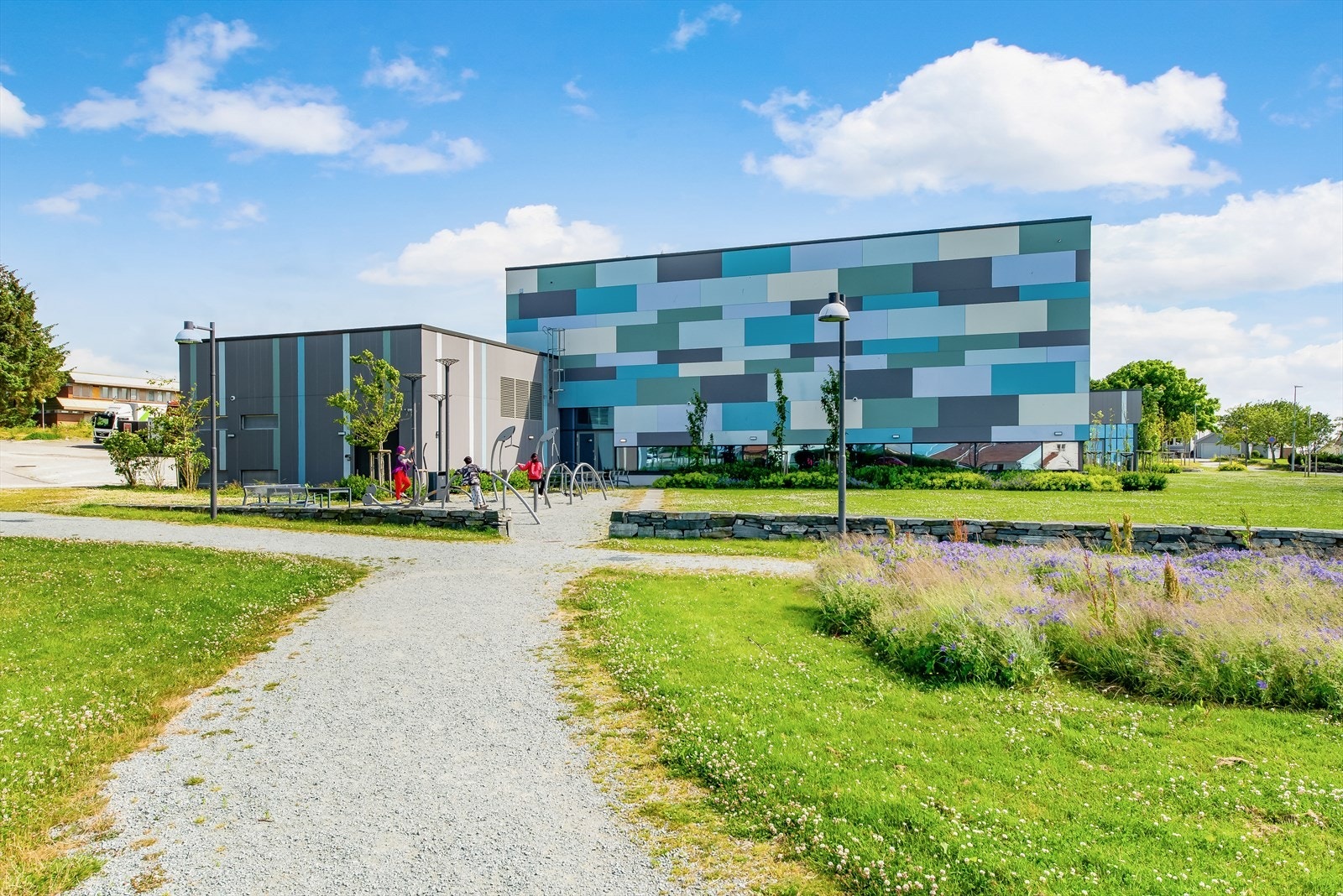 Ved Kvernevik svømmehall er det flotte friområder og lekeplass. Galleribilde