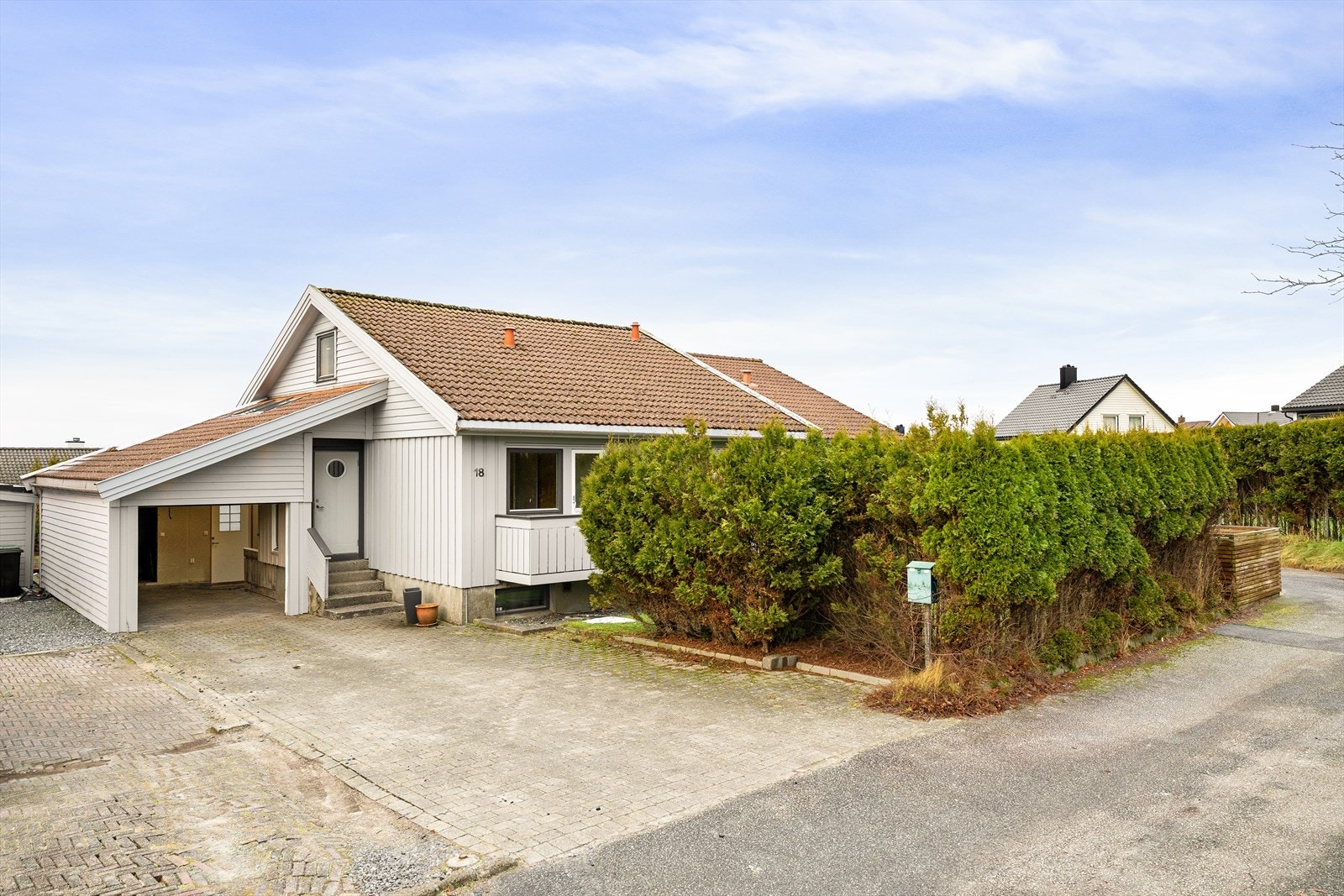 Velkommen til Rugdeveien 18, en vertikaldelt tomannsbolig fra 1968 med garasje, trivelig uteområde og stort potensial. Galleribilde