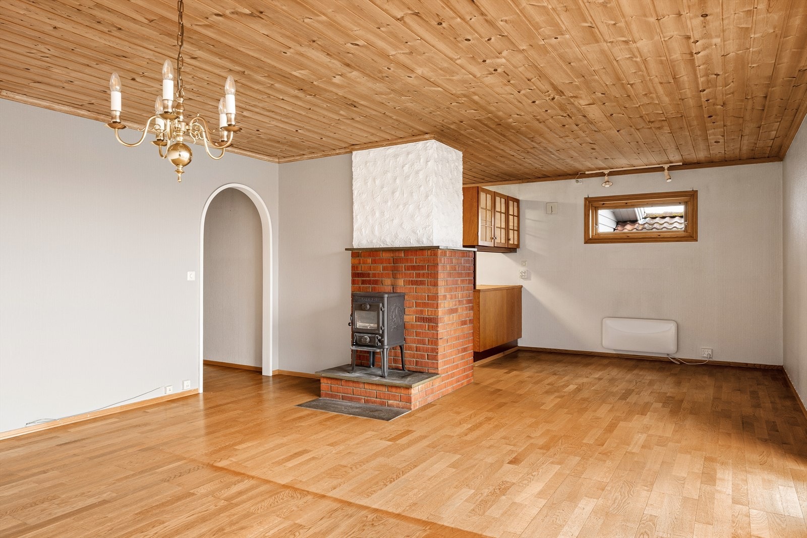 Stuen har delvis åpen løsning mot kjøkken. Galleribilde