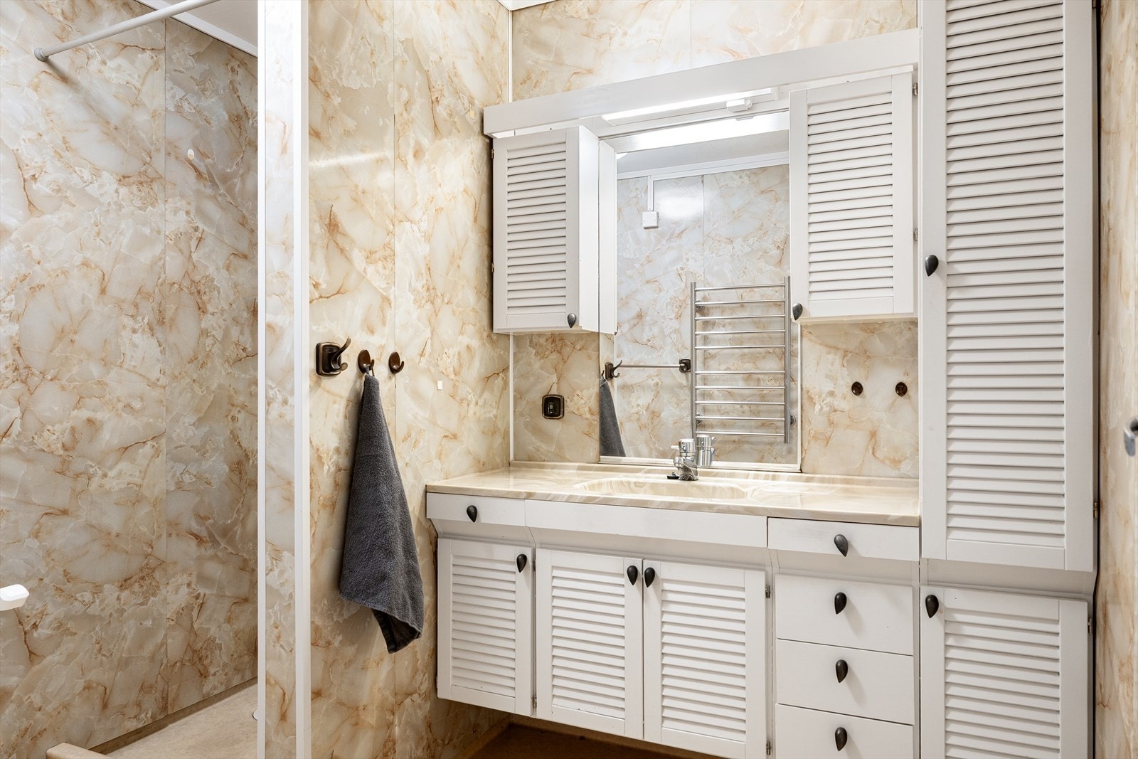 Badet i 1. etasje er av eldre dato, og innredet med toalett, servant i møbel og dusjnisje. Galleribilde