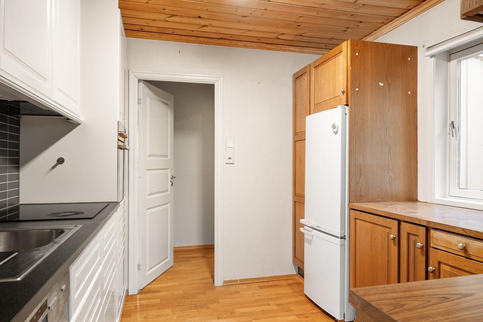 Den ene delen av kjøkkenet er fra 1980, og den andre er fra ca. 2020. Galleribilde