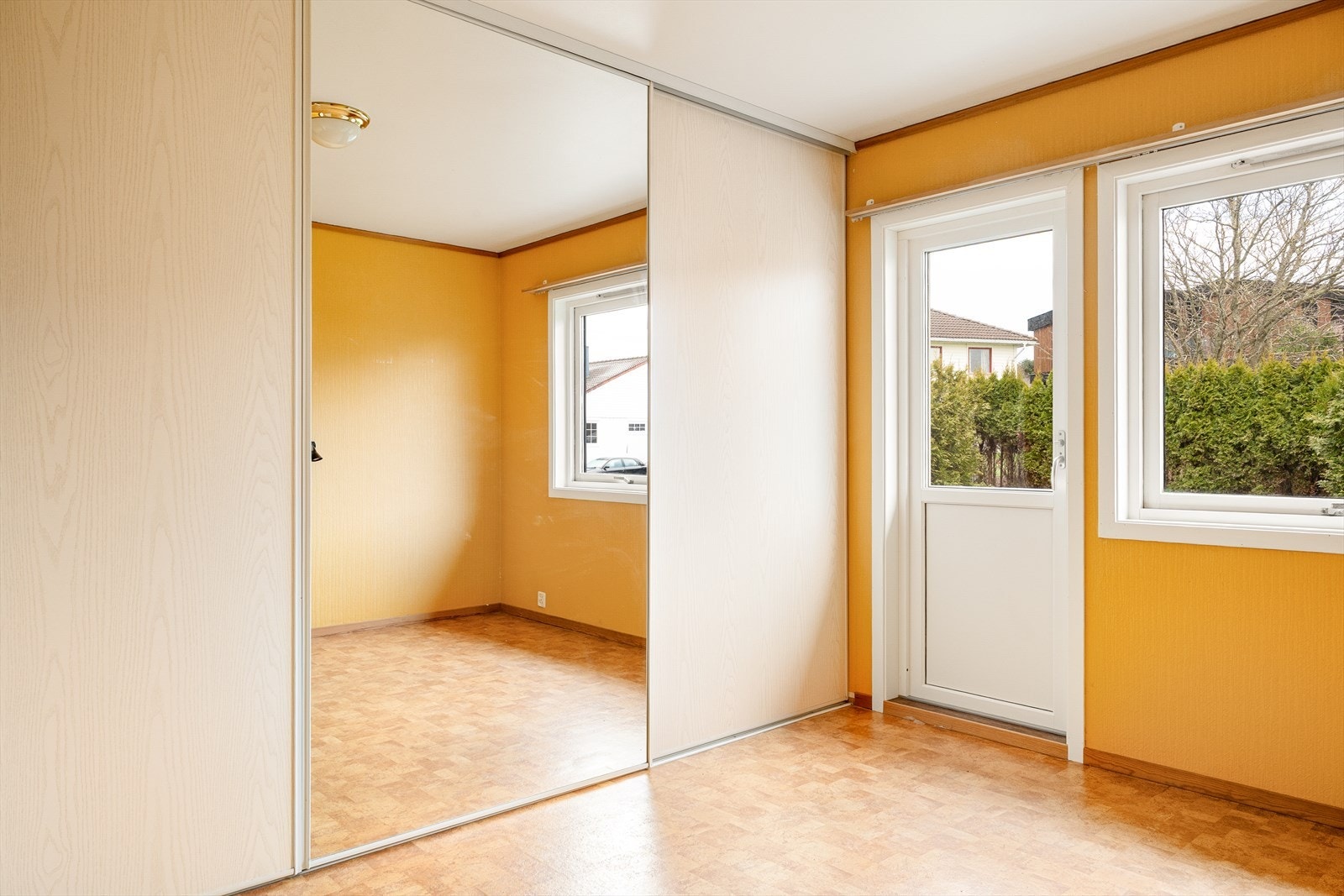 Boligen har to romslige soverom i 1. etasje. Soverom nr. 1 har stor skyvedørsgarderobe og utgang til liten balkong. Galleribilde