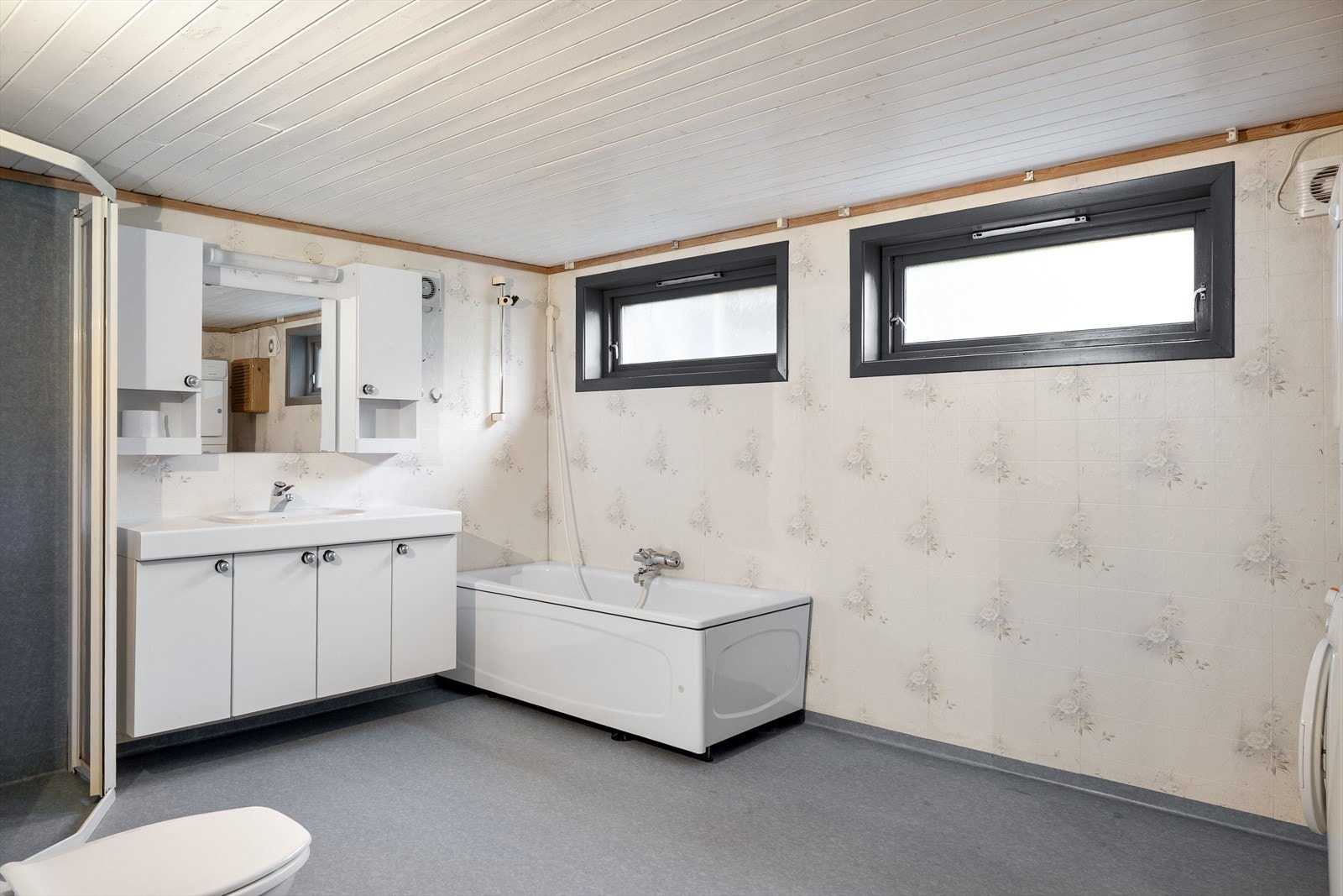 Bad/vaskerom i kjelleretasjen er romslig og av eldre dato. Galleribilde