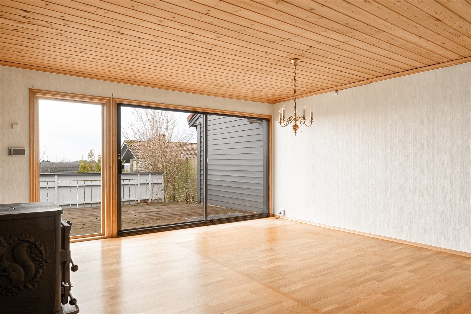 Innvendig har stuen overflater med parkett på gulv og tapetserte vegger. Galleribilde