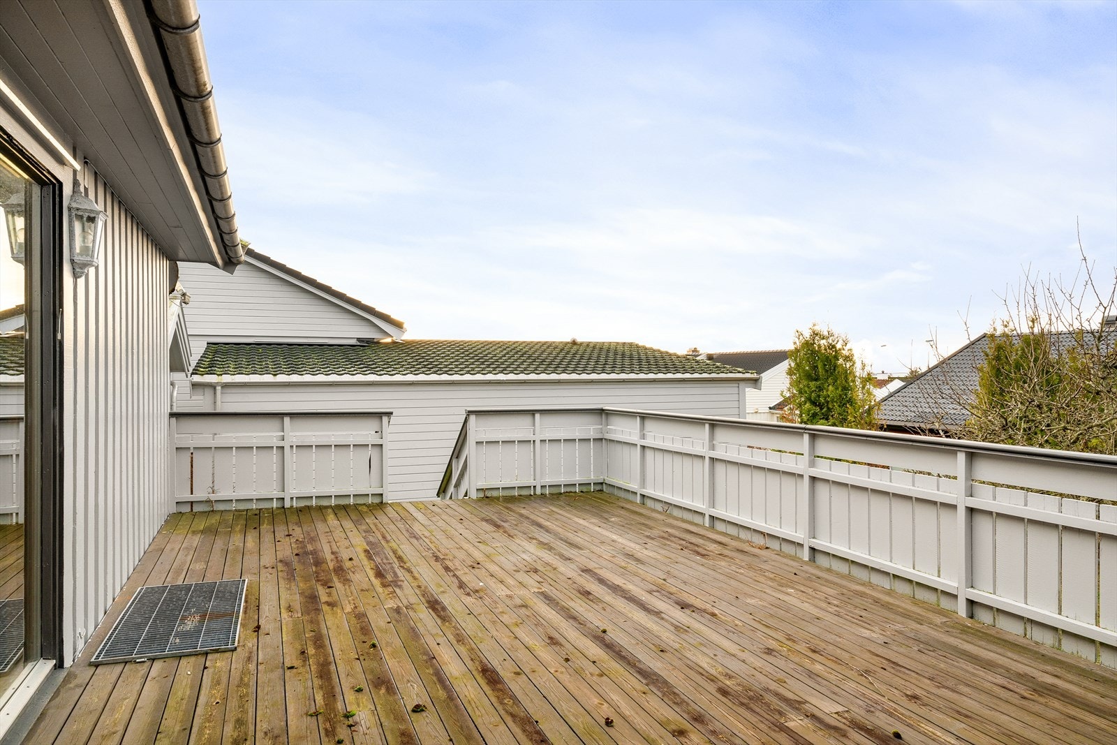 Boligen har en attraktiv beliggenhet i et etablert og rolig boligområde uten gjennomgangstrafikk i Kvernevik. Galleribilde