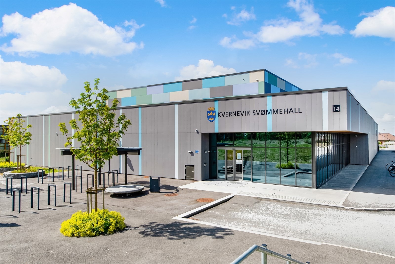 Kvernevik svømmehall ligger kun få hundre meter fra boligen. Galleribilde