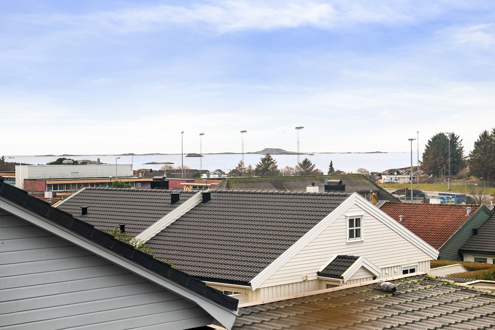 Det er flott sjøutsikt fra loftsetasjen. Galleribilde