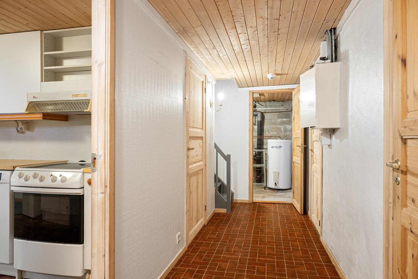 Ned i kjelleretasjen finner man gang, kjellerstue/kjøkken, soverom, uinnredet kjellerrom, bad, bod. Galleribilde