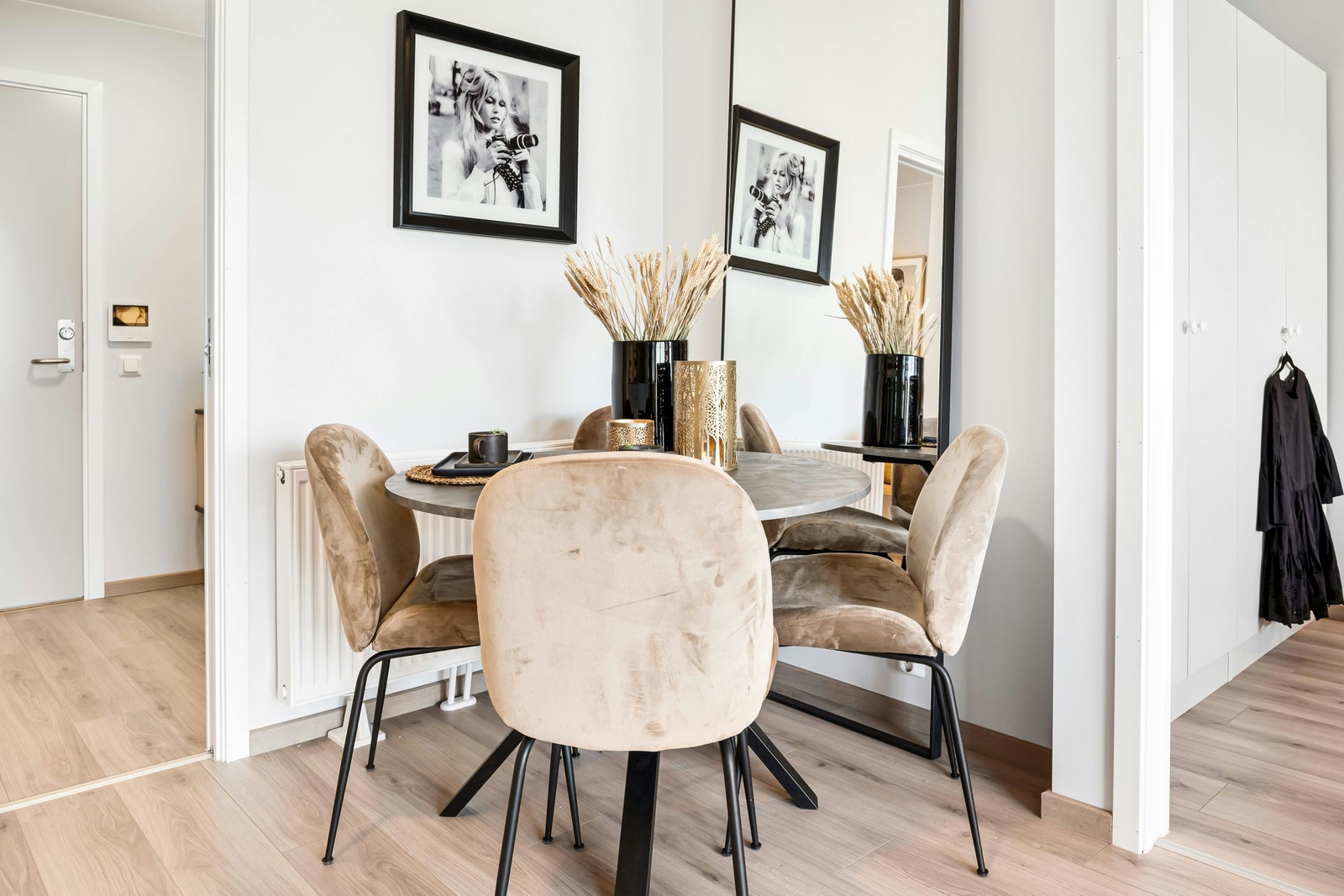 Åpen stue/kjøkken løsning med plass til koselig spiseplass Galleribilde