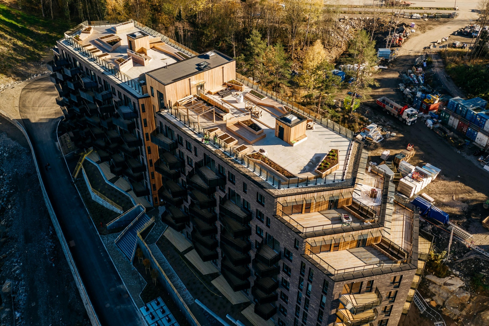 Takterrasse for alle beboere med meget gode solforhold i hyggelig omgivelser Galleribilde