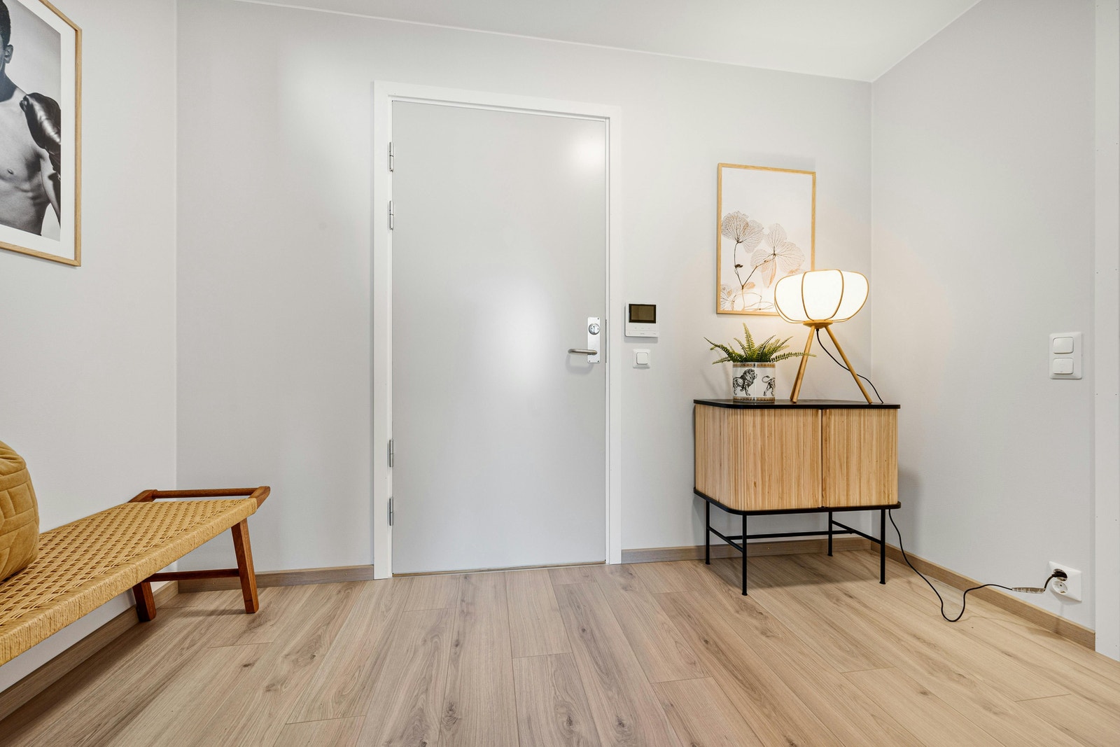 Romslig gang med plass til oppbevaring Galleribilde