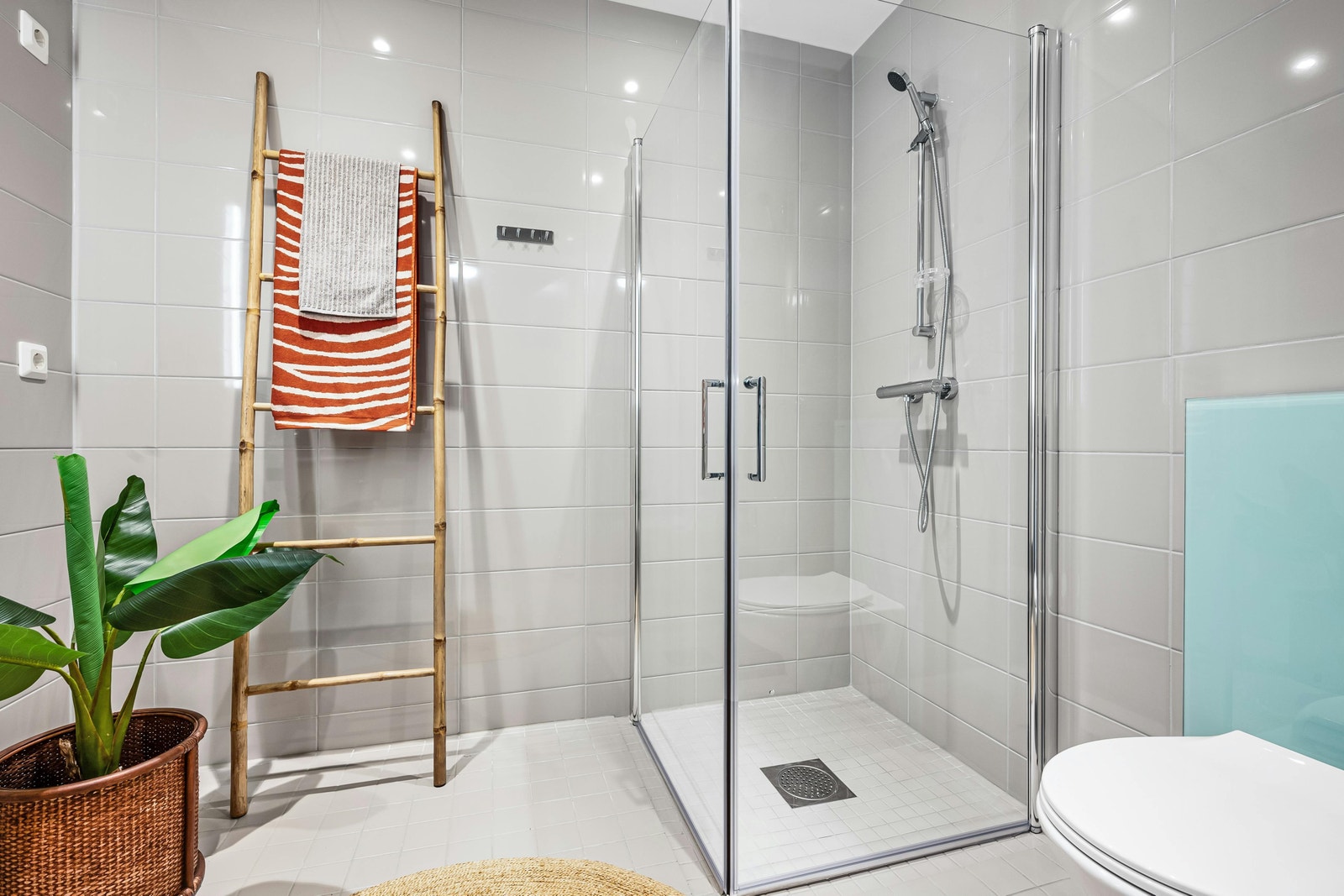 Pent flislagt bad med dusjhjørne og innfellbare vegger Galleribilde