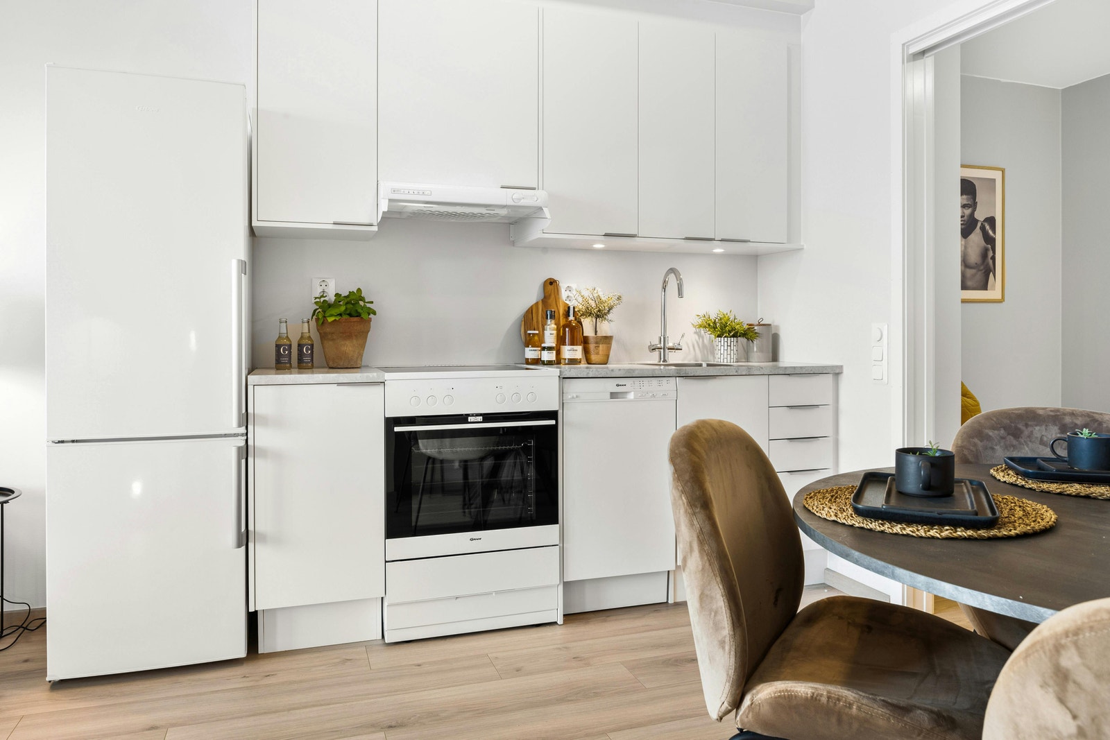 Lyst kjøkken og medfølgende hvitevarer Galleribilde