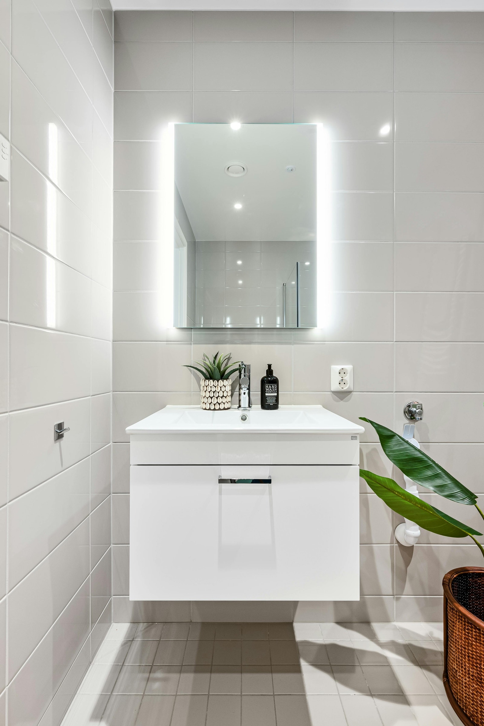 Servant med oppbevaring og plass til vaskemaskin og tørketrommel Galleribilde