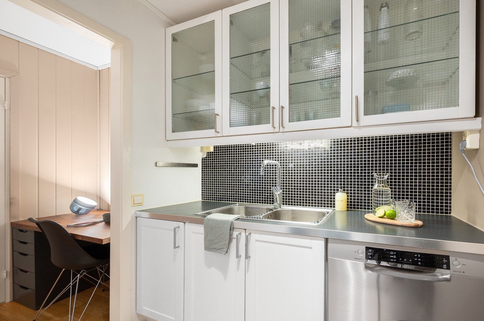 Kjøkkenet ligger avskjermet fra leilighetens øvrige rom. Galleribilde