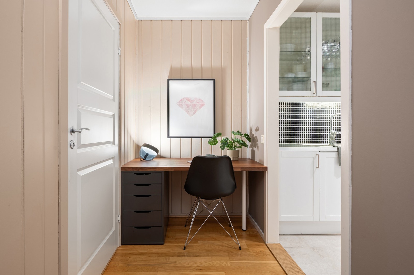 Mellom kjøkken og soverom 2 er det etablert en praktisk kontorløsning. Galleribilde