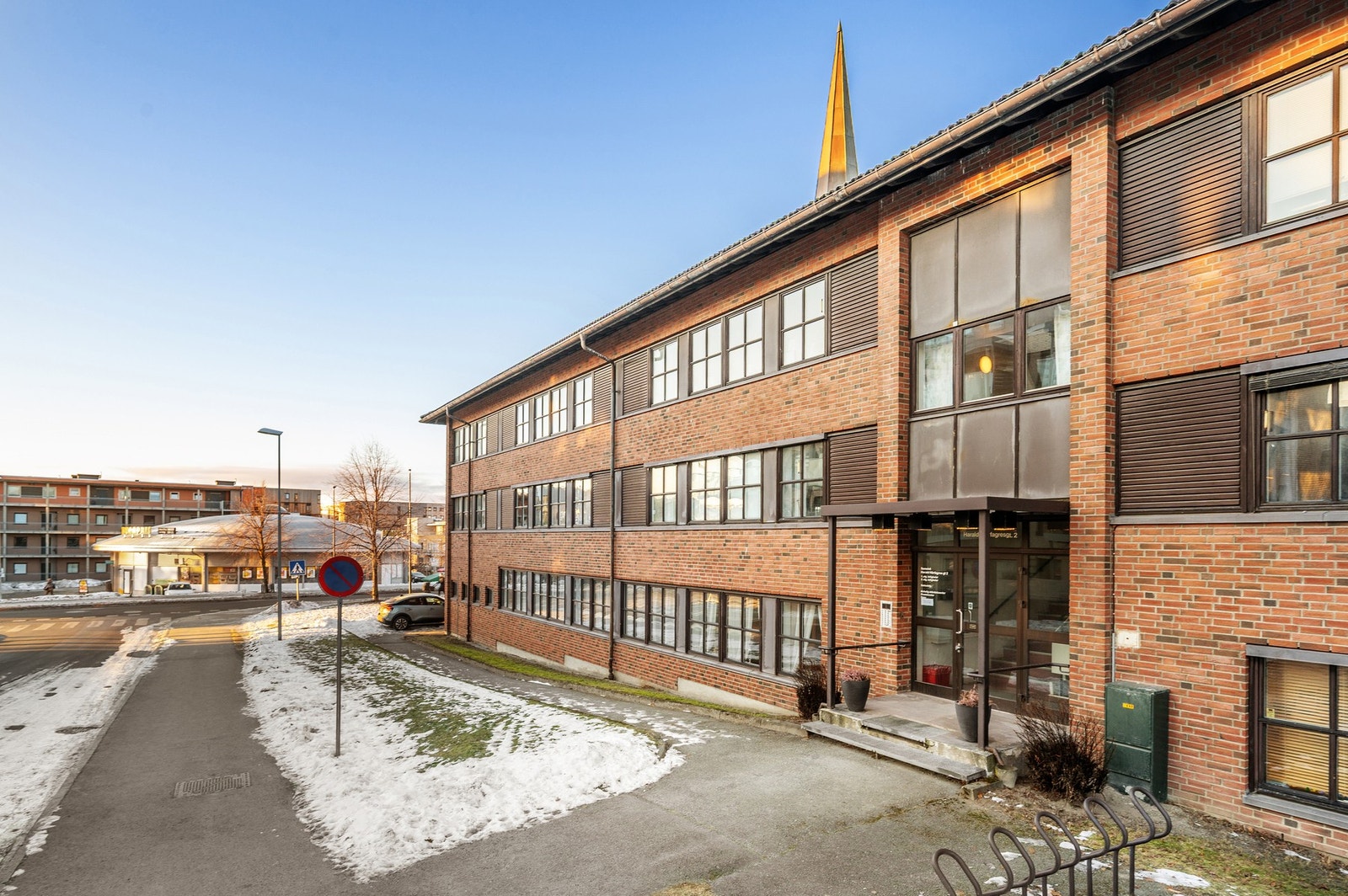 Matbutikk og kjøpesenter ligger i umiddelbar nærhet. Galleribilde