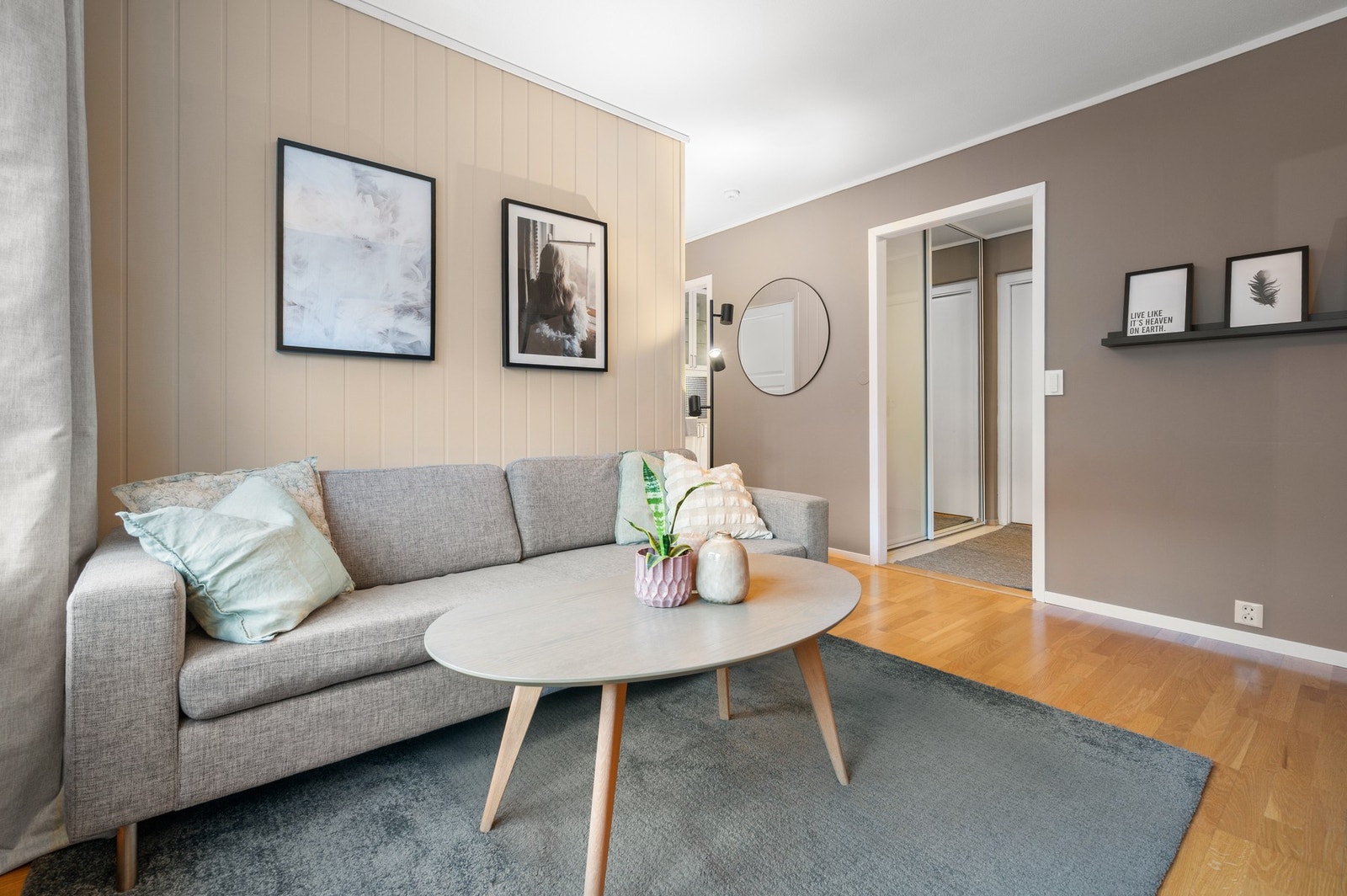 Leiligheten er malt i varme og behagelige farger og har en god planløsning med klart definerte soner. Galleribilde