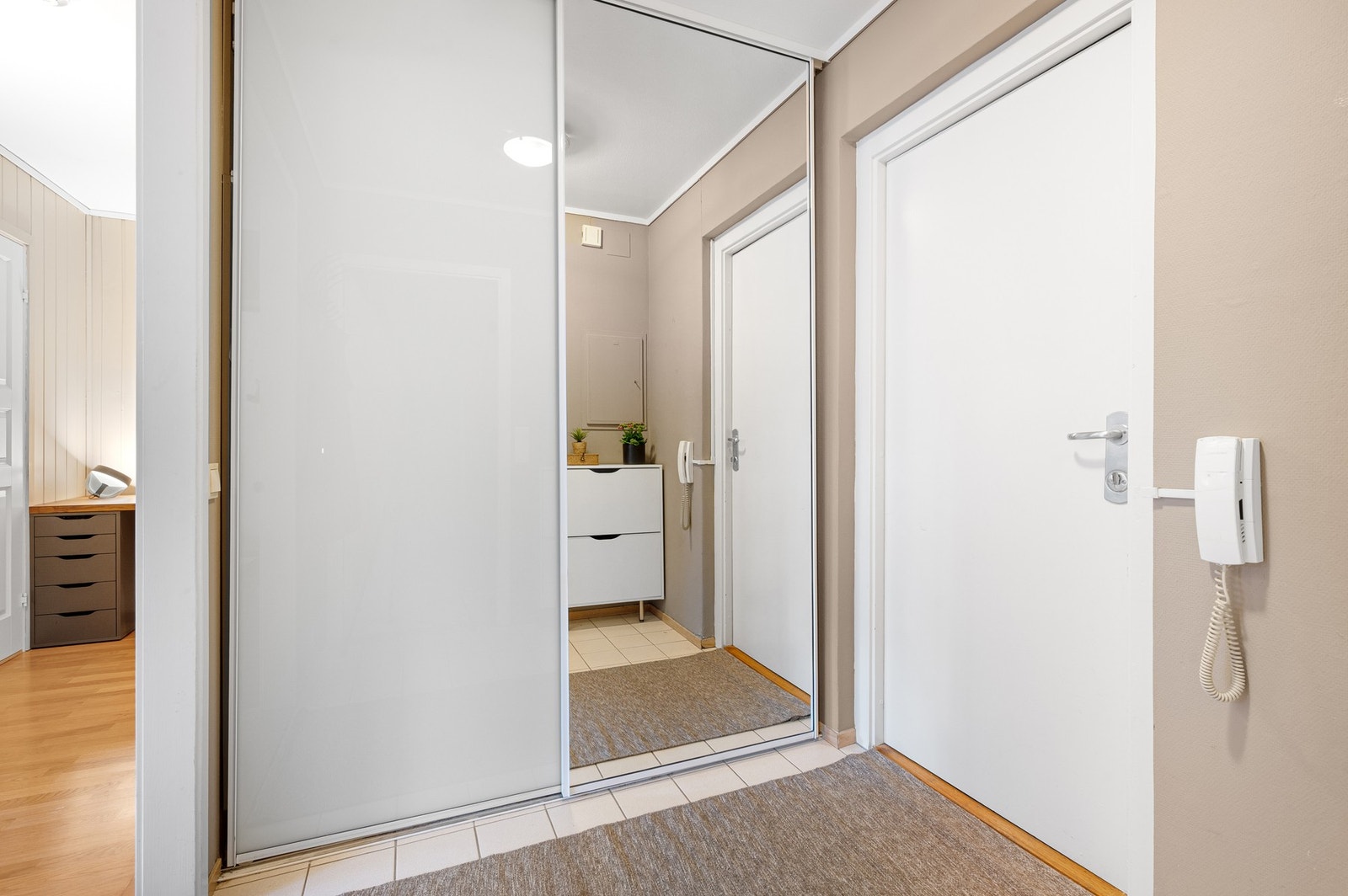 Entrè med god plass for sko og yttertøy i garderobeskap. Galleribilde