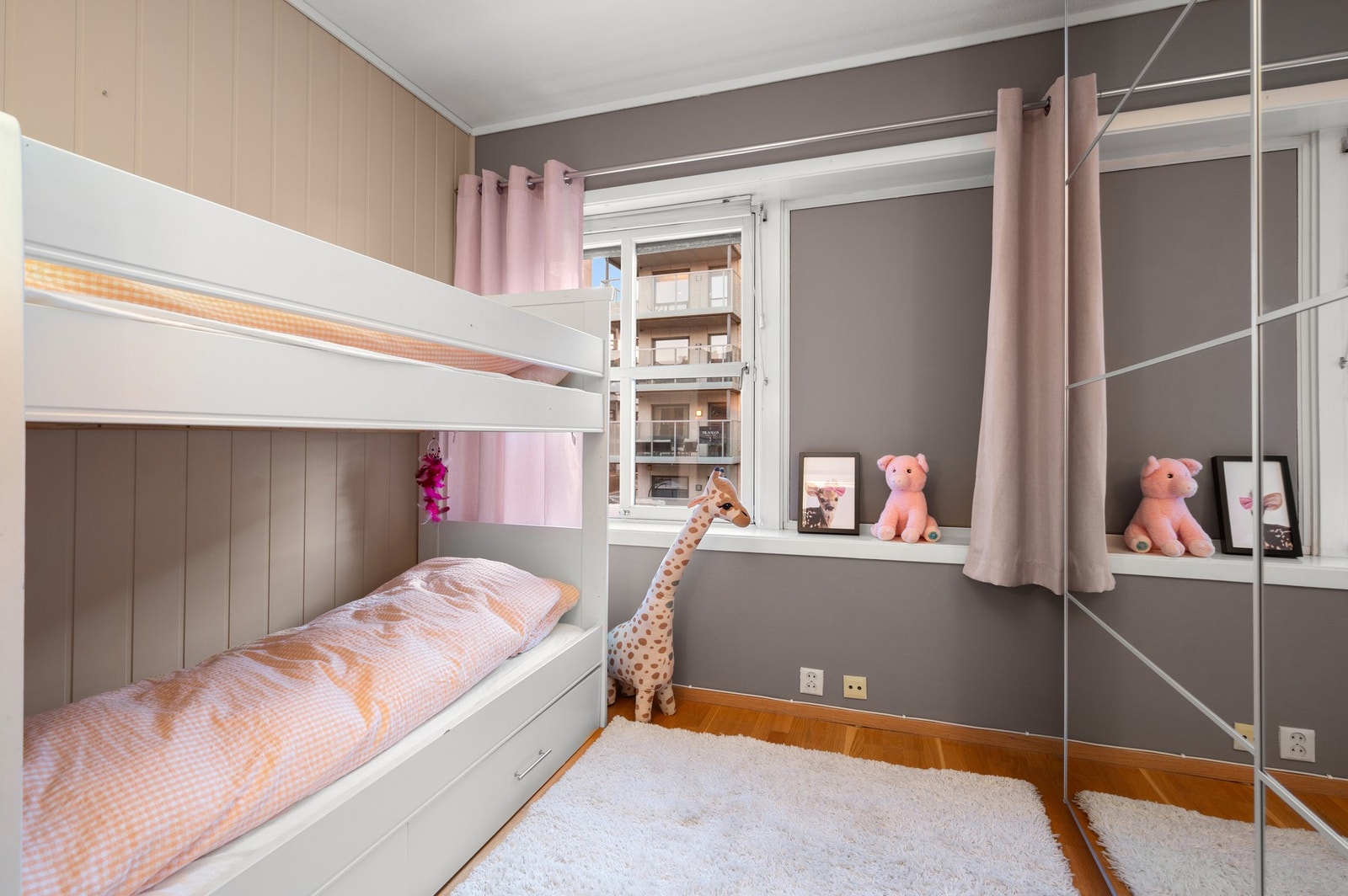 Soverom 2 er innredet med køyeseng og garderobeskap. Galleribilde