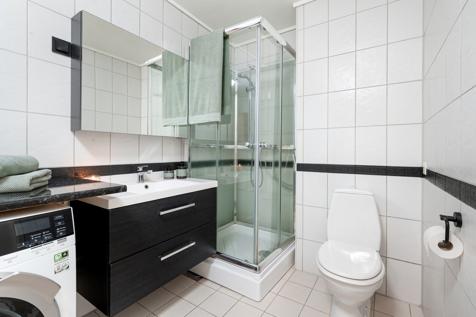 Badet har en pen innredning og dusjkabinett som sikrer lang levetid for rommet. Galleribilde