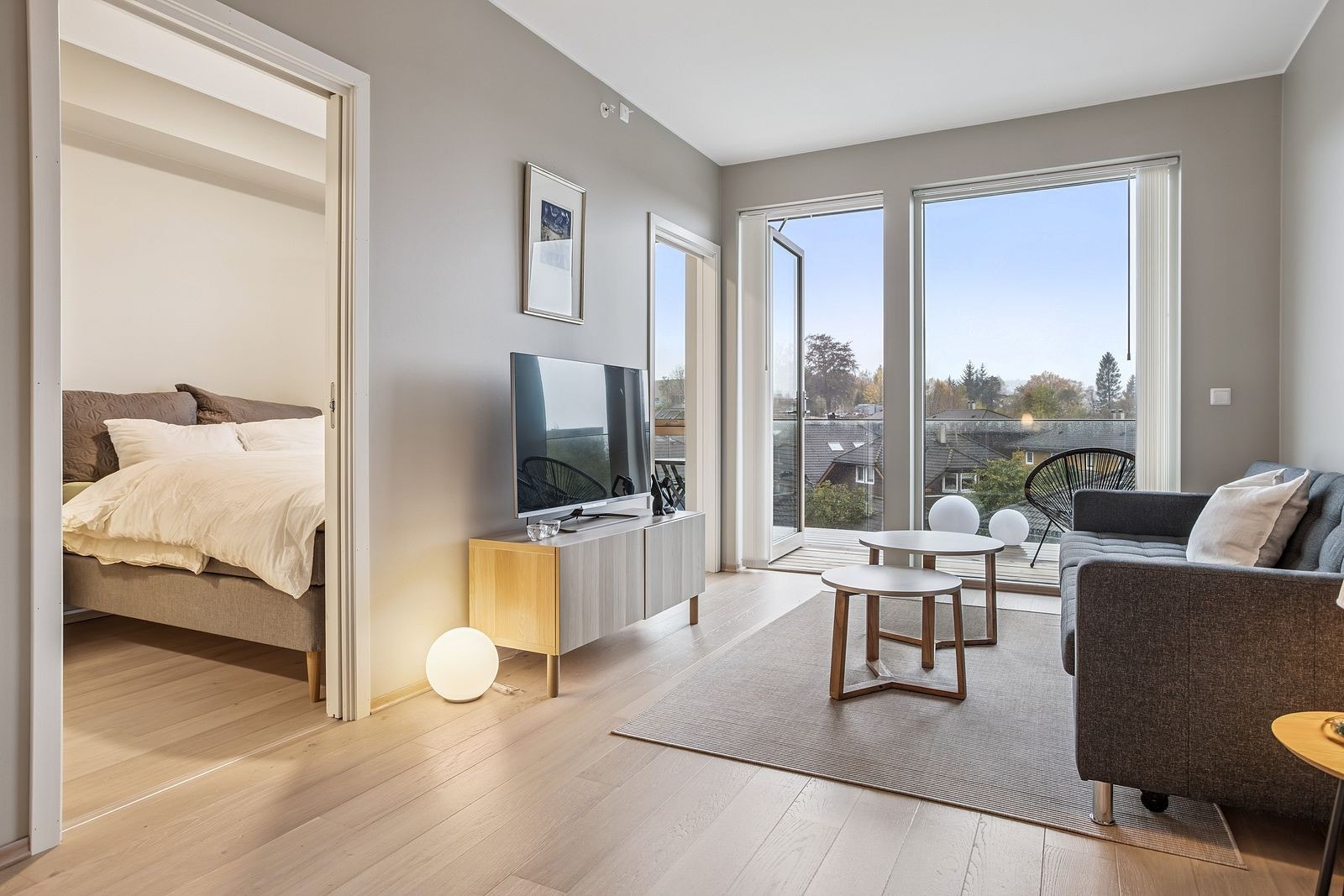 Stuen ligger i en åpen løsning med kjøkkenet. Utgang fra stue til solrik balkong. Galleribilde