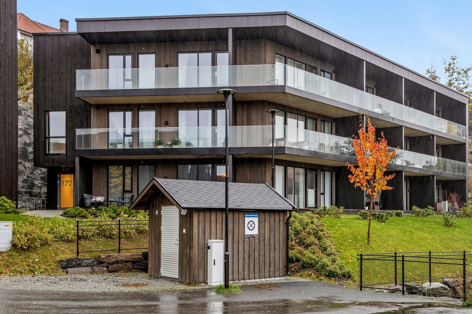 Leiligheten ligger i byggets 3.etasje med heis og egen parkeringslpass i garasjenalegg. Galleribilde