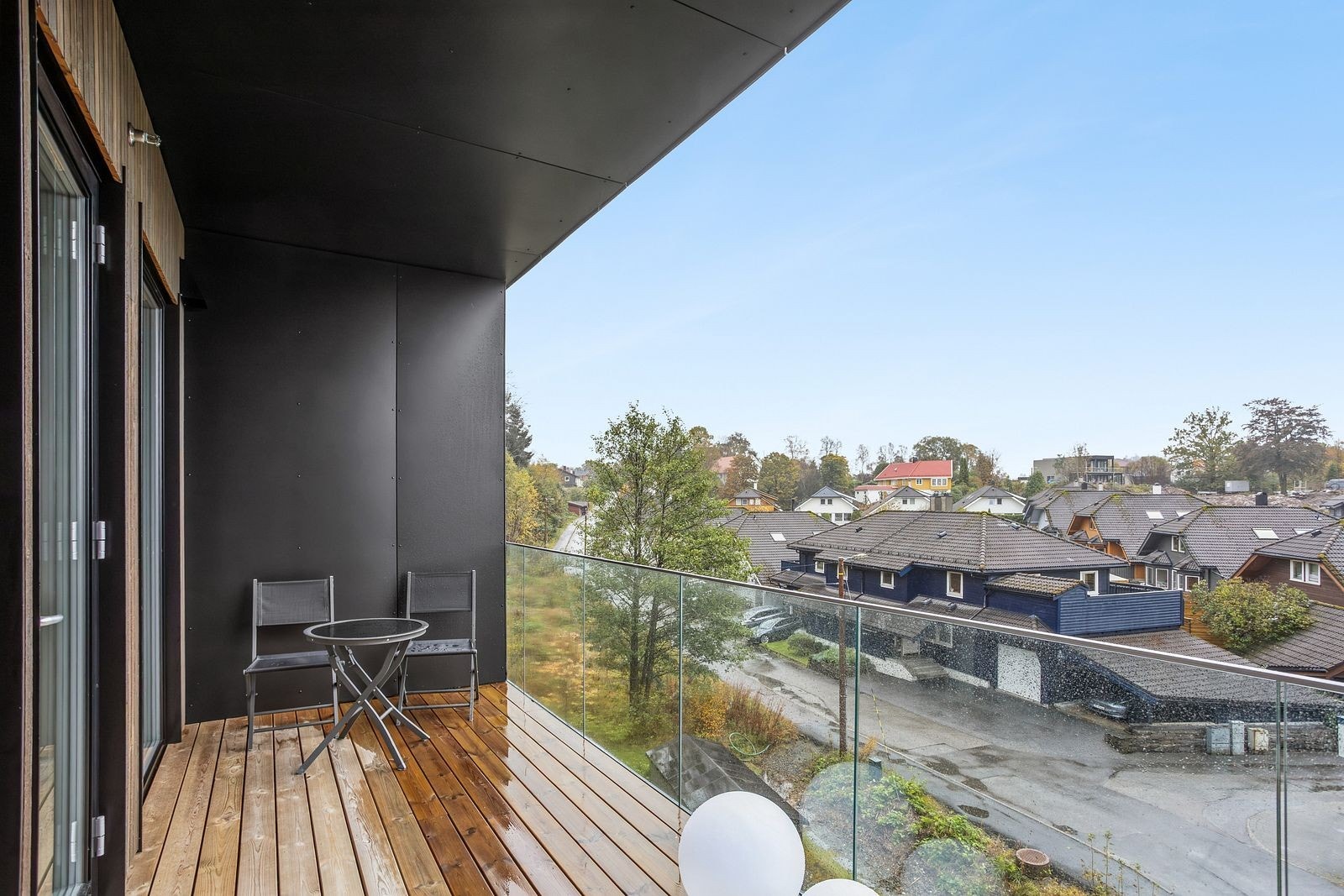 Solrik balkong med fantastisk utsikt over nærområdet. Galleribilde
